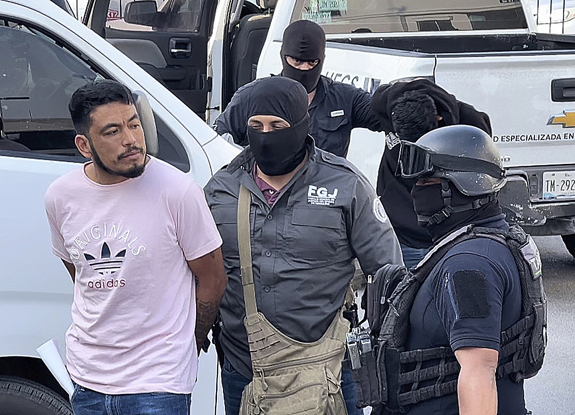 La Policía de Tamaulipas traslada a los 5 detenidos a la Fiscalía, en Matamoras.