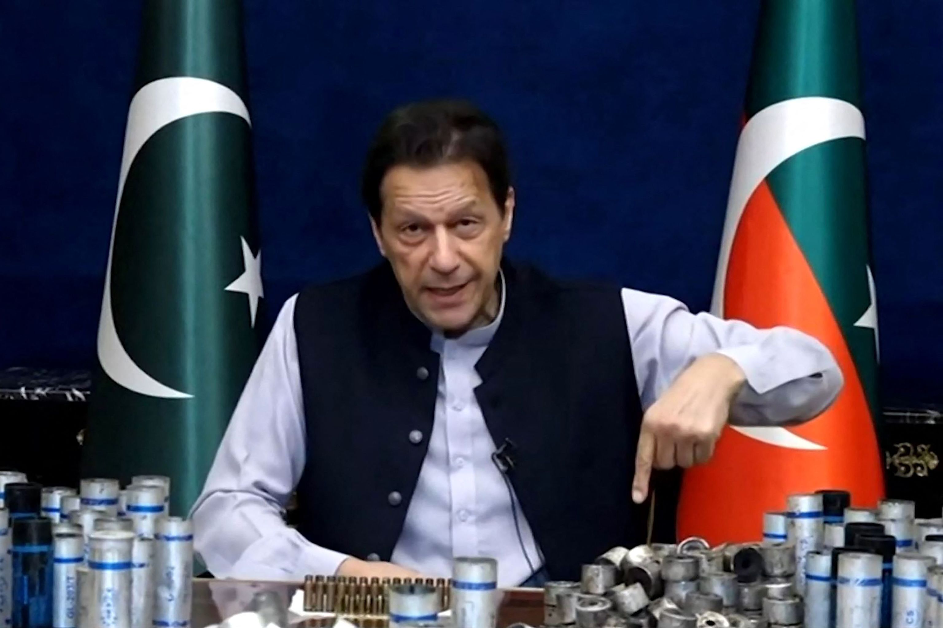 Khan muestra contenedores de gas lacrimógeno en uno de sus vídeos.