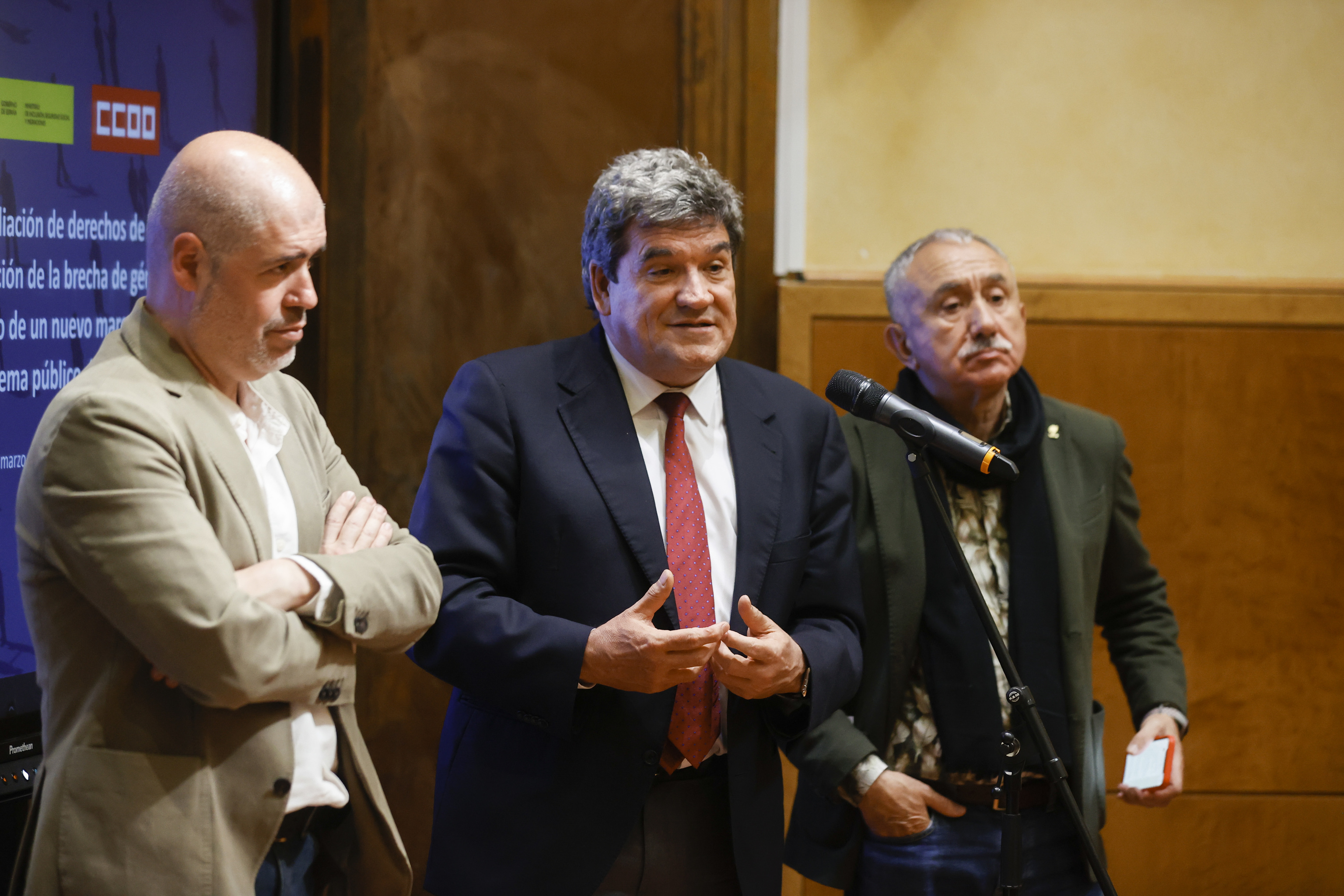 Unai Sordo, secretario general de CCOO; José Luis Escrivá, ministro de Seguridad Social, y Pepe Álvarez, secretario general de UGT).