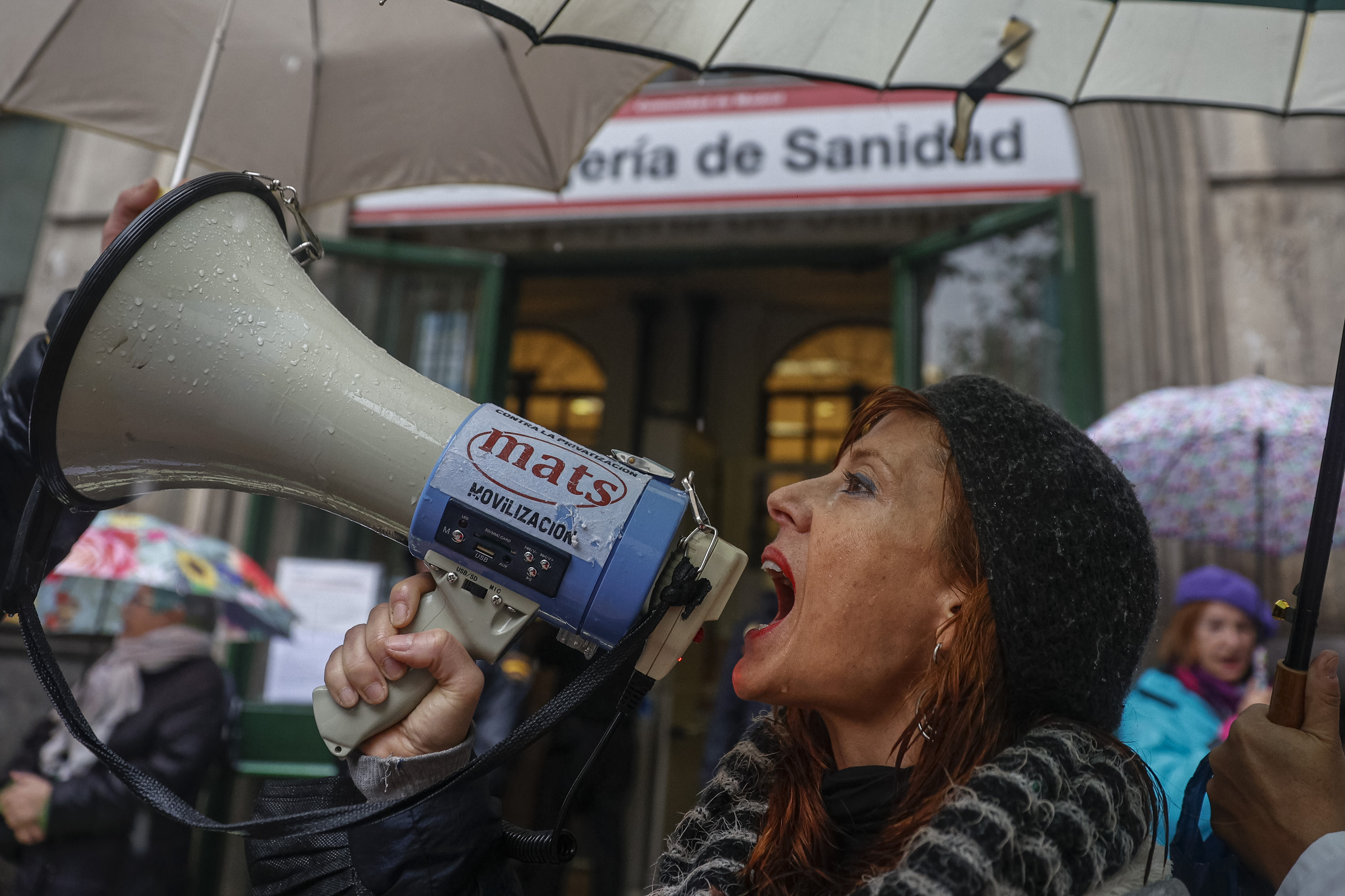 Una participante grita consignas durante la concentracin de los servicios de urgencias extrahospitalarias este manrtes ante la Direccin General de Recursos Humanos de la consejera de Sanidad, en Madrid, en la cuarta semana de huelga de los mdicos y pediatras de Atencin Primaria.