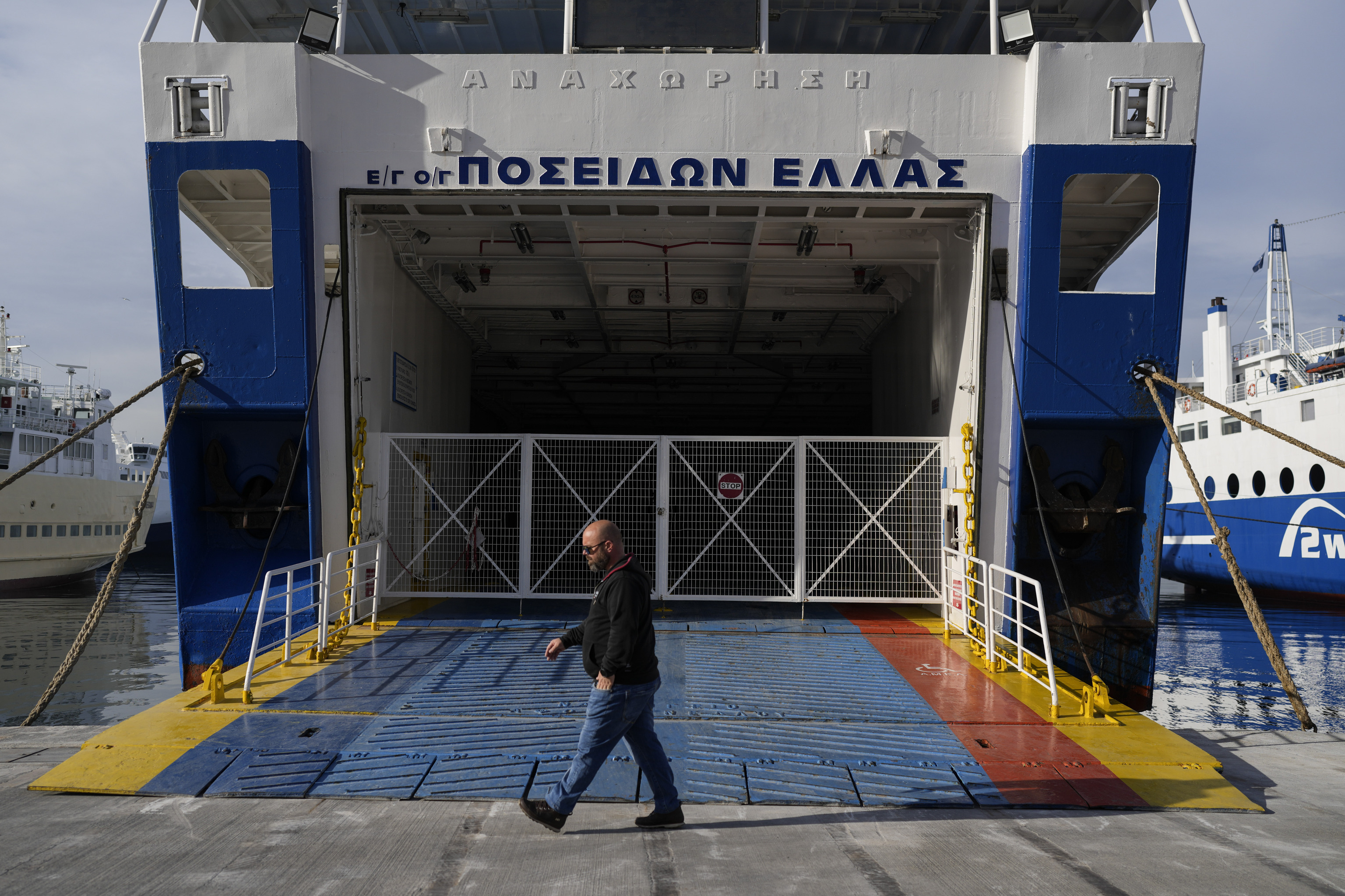 Un hombre pasó por la rampa de entrada a un ferry amarrado en Puerto de Pireo durante una huelga general de 24 horas, el 16 de marzo de 2023