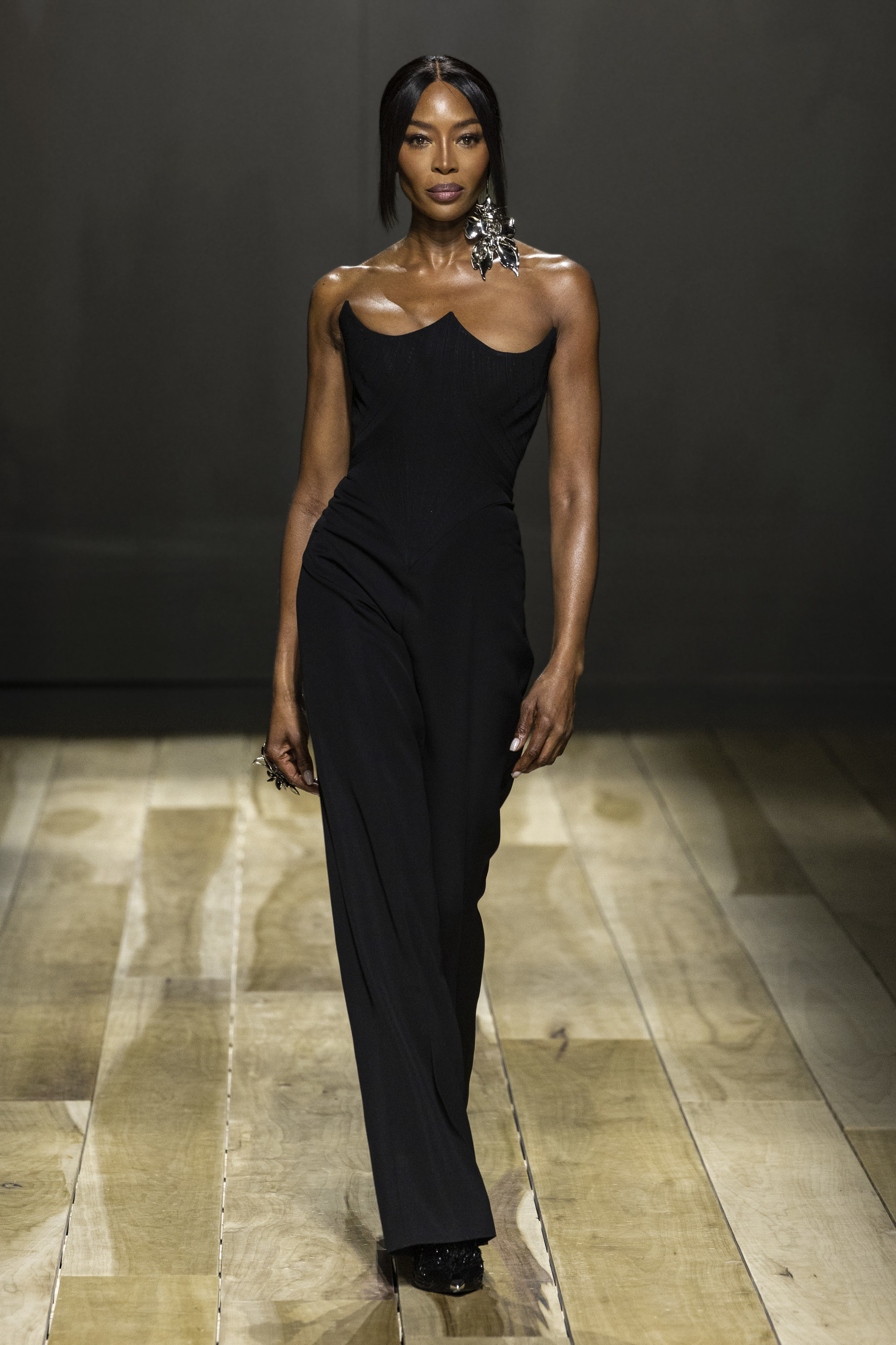 Naomi Campbell en el desfile de Alexander McQueen de la Semana da la Moda de París 2023