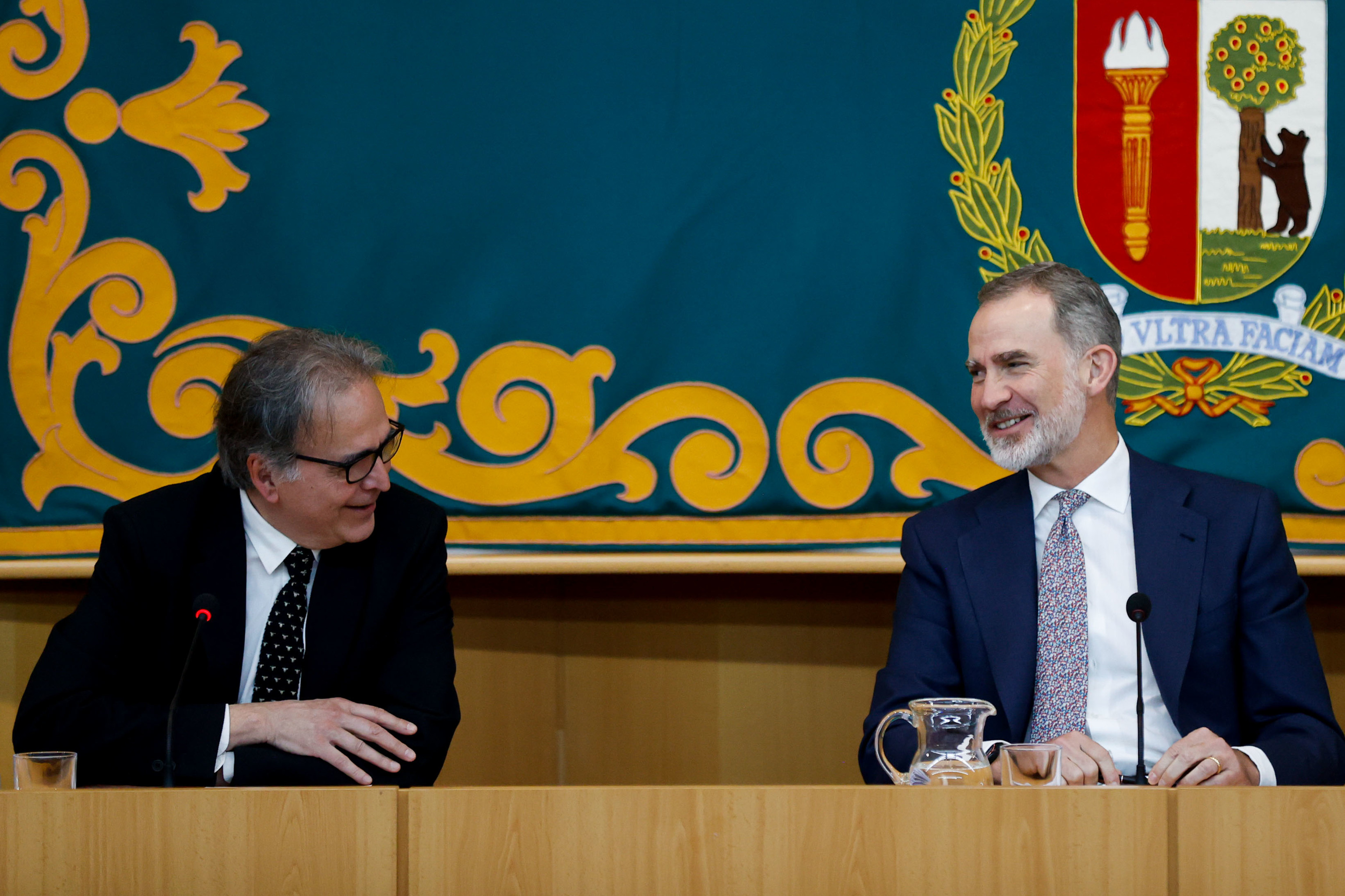 Felipe VI junto al ministro de Universidades durante el acto