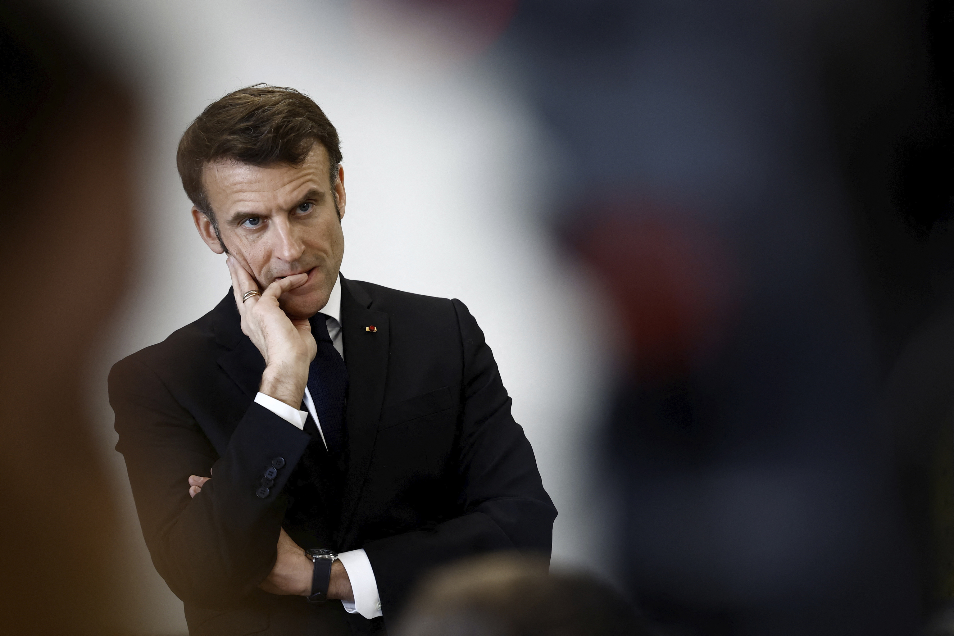 Macron aprueba por decreto su polémica reforma de las pensiones y abre una crisis en Francia