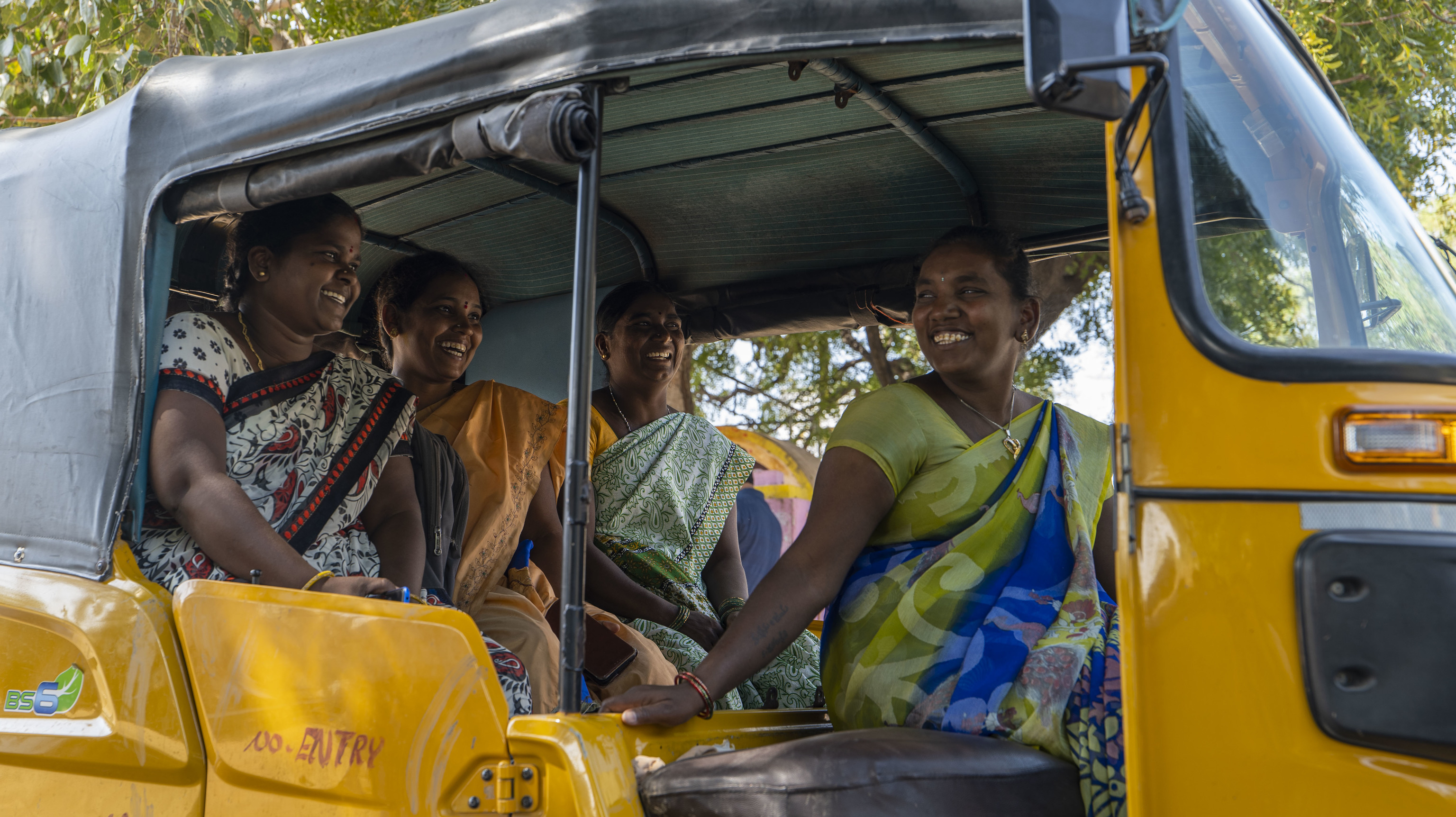 Madres solteras y viudas al volante de los mototaxis en la India: "Ahora mi destino lo decido yo"