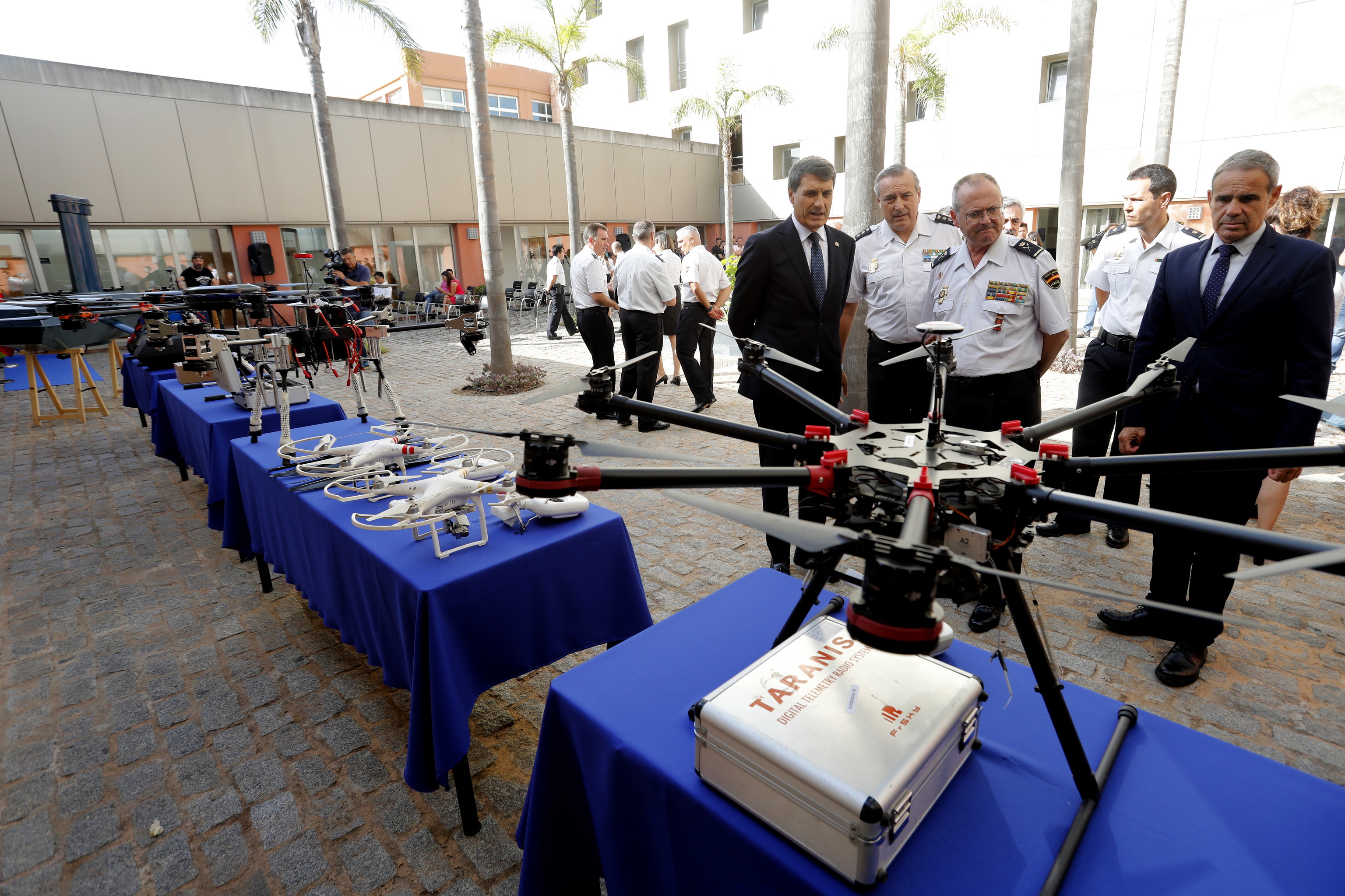 El delegado del Gobierno y las autoridades policiales muestran los drones decomisados a las bandas de narcotraficantes.