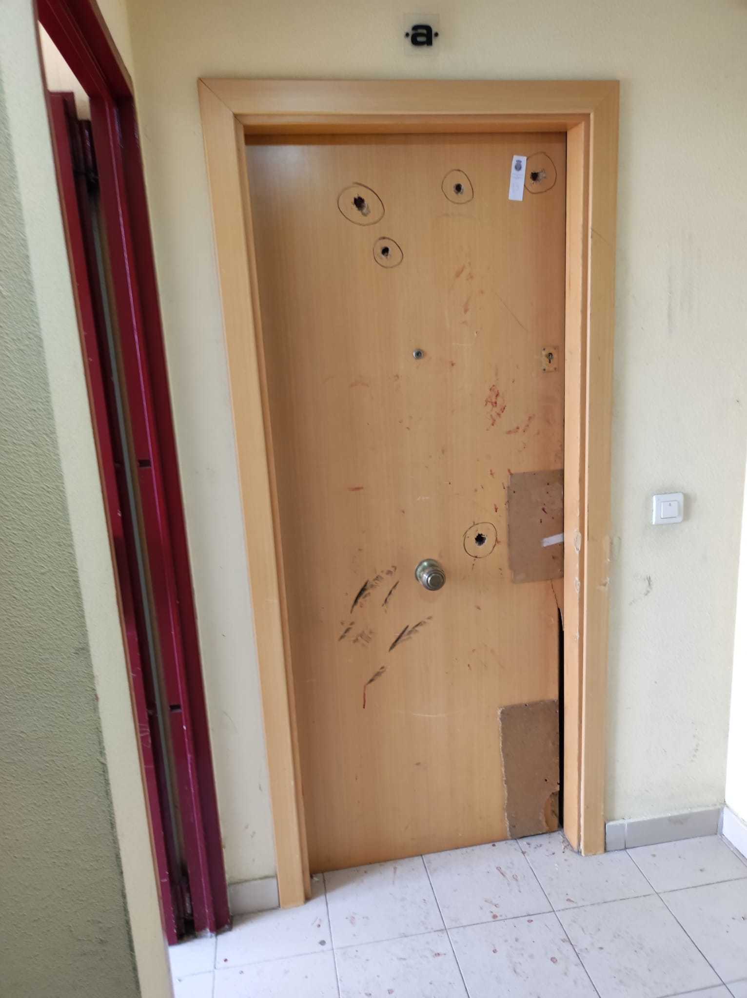 Varios de los disparos en la puerta de uno de los pisos del nmero 3 de la calle lvarez.