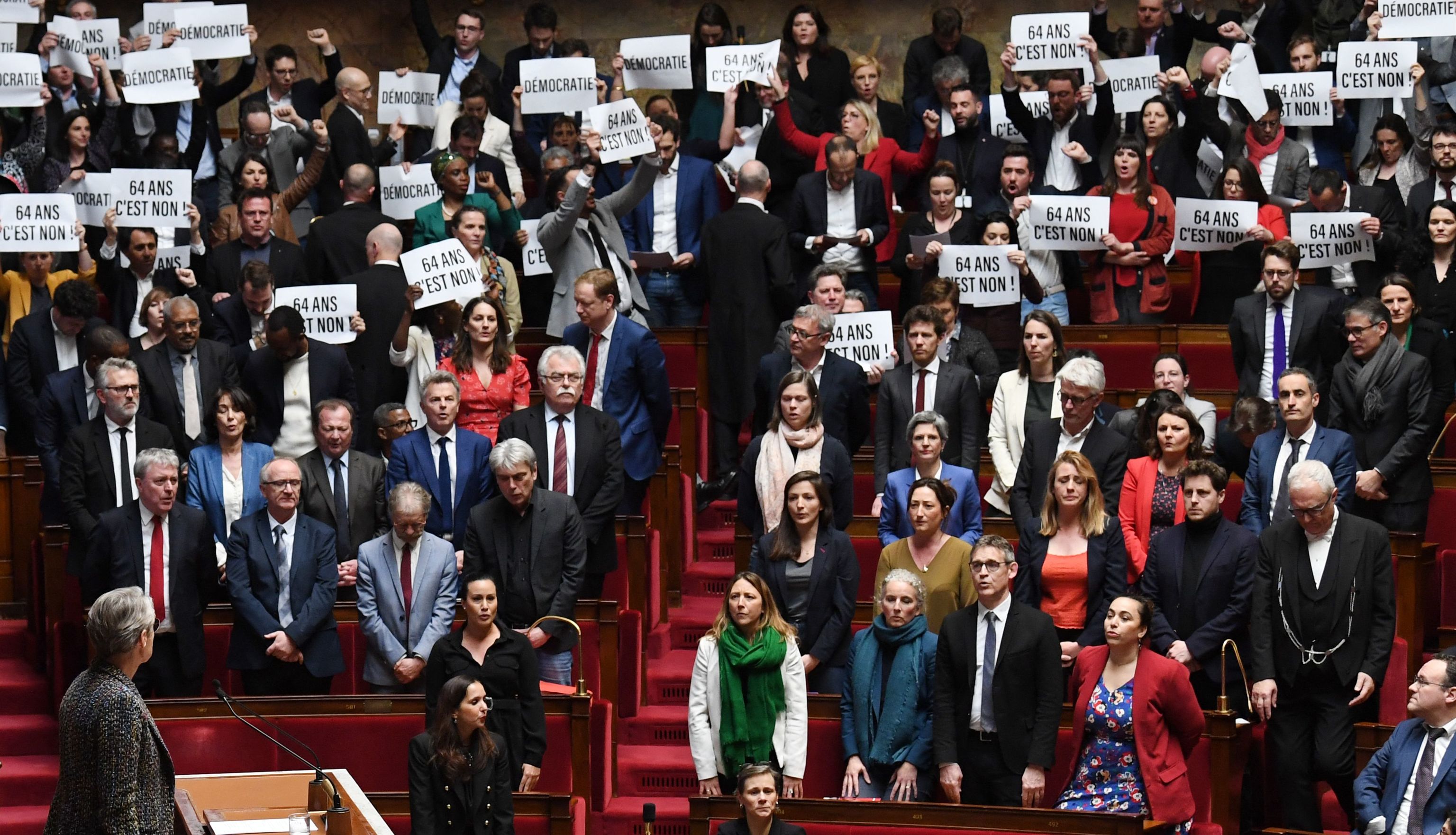Diputados de LFI sacan pancartas contra la reforma en la Asamblea