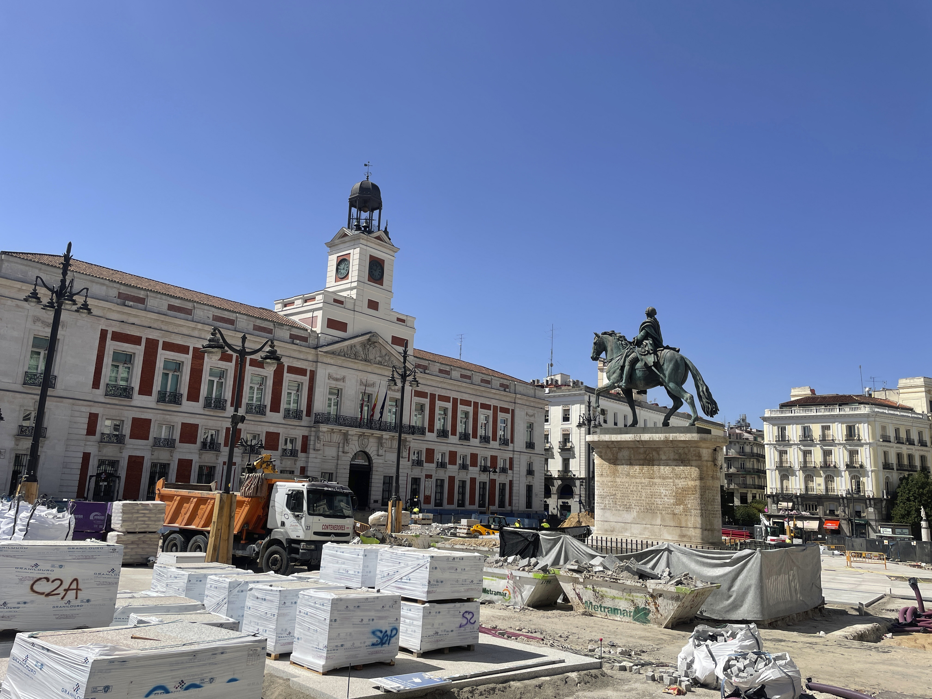 Barrio bajo comprador bomba La nueva Puerta del Sol no será inaugurada y se retrasa el cambio de la  'ballena' y de la estatua de Carlos III | Madrid
