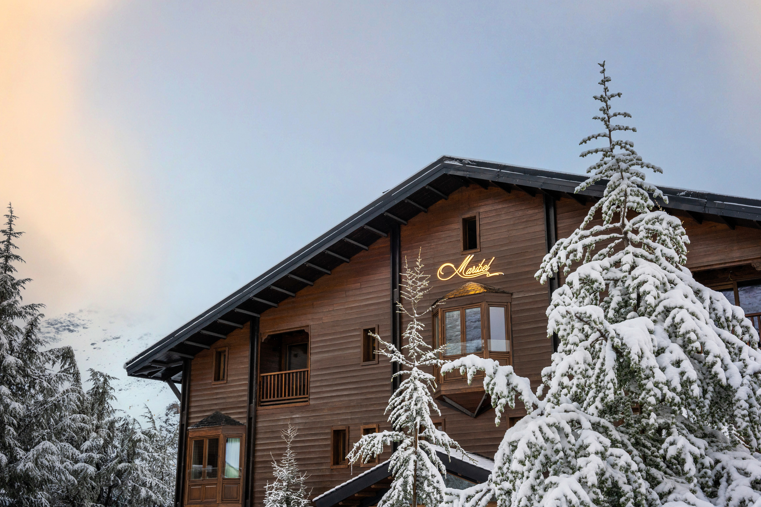 Abierto en diciembre de 2022, Maribel se ubica en la Zona Alta de Sierra Nevada (Granada), a escasos metros de su hotel hermano, El Lodge Ski & Spa.