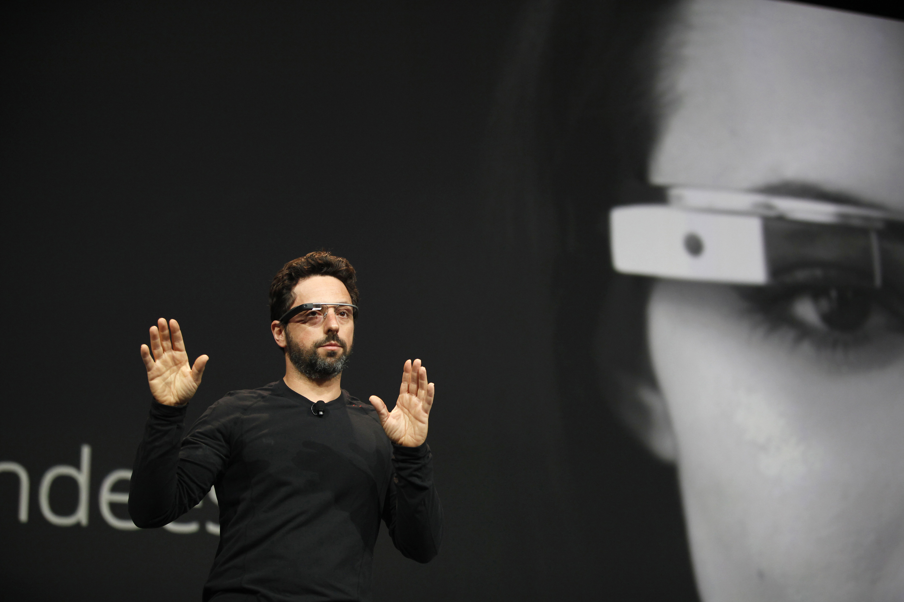Sergey Brin, director ejecutivo y cofundador de Google, usa un Google Glass durante una demostración de producto en 2012