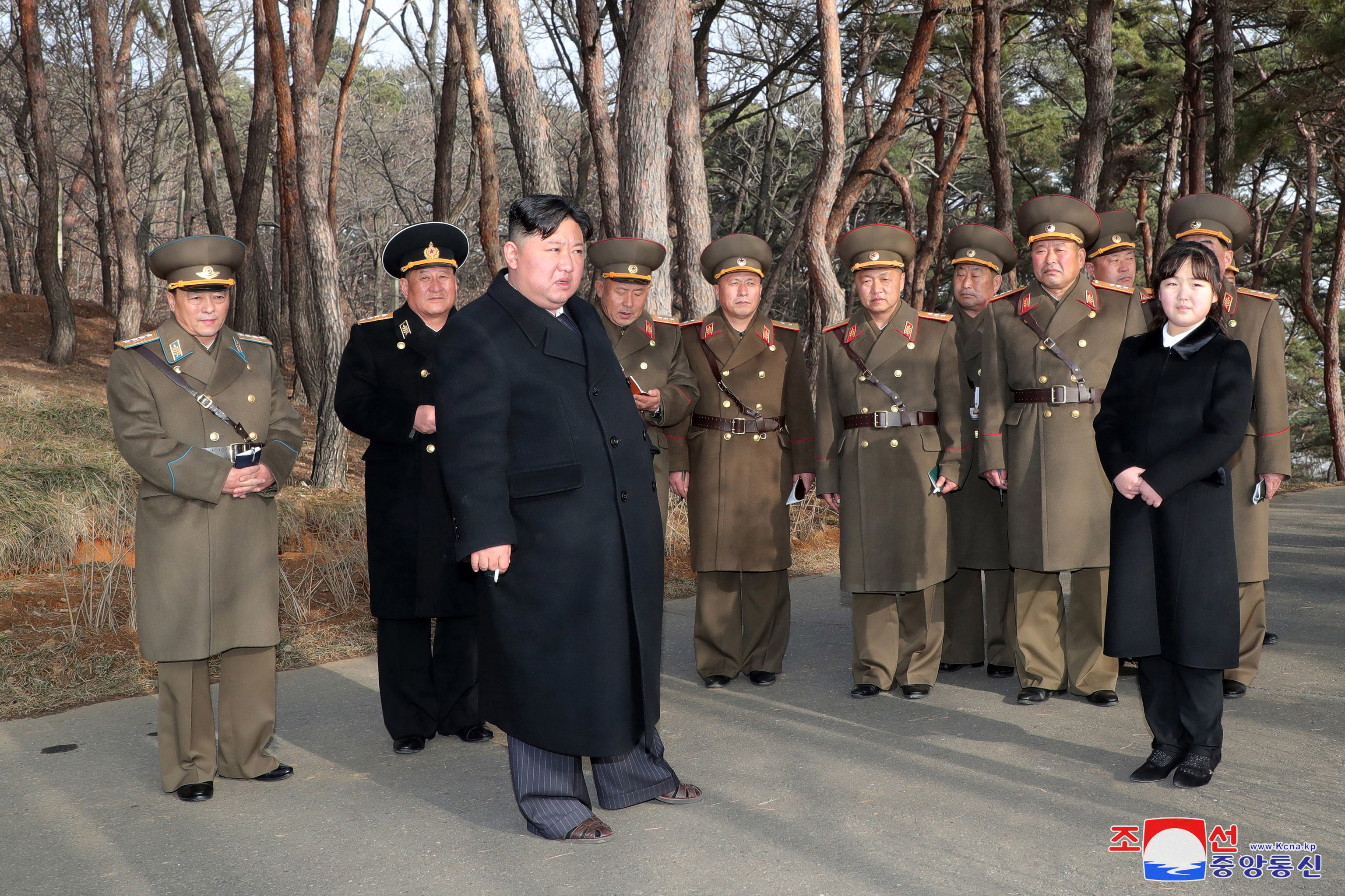 Kim Jong Un junto a su hija y miembros del ejército norcoreano.