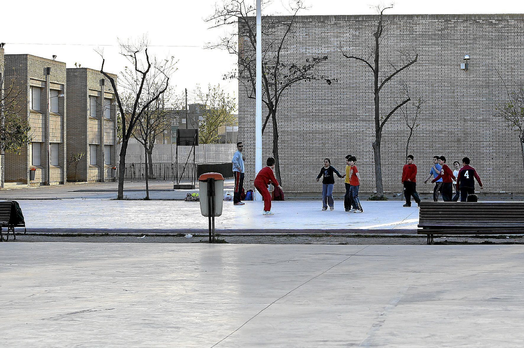 Un grupo de nios en el patio de un colegio.
