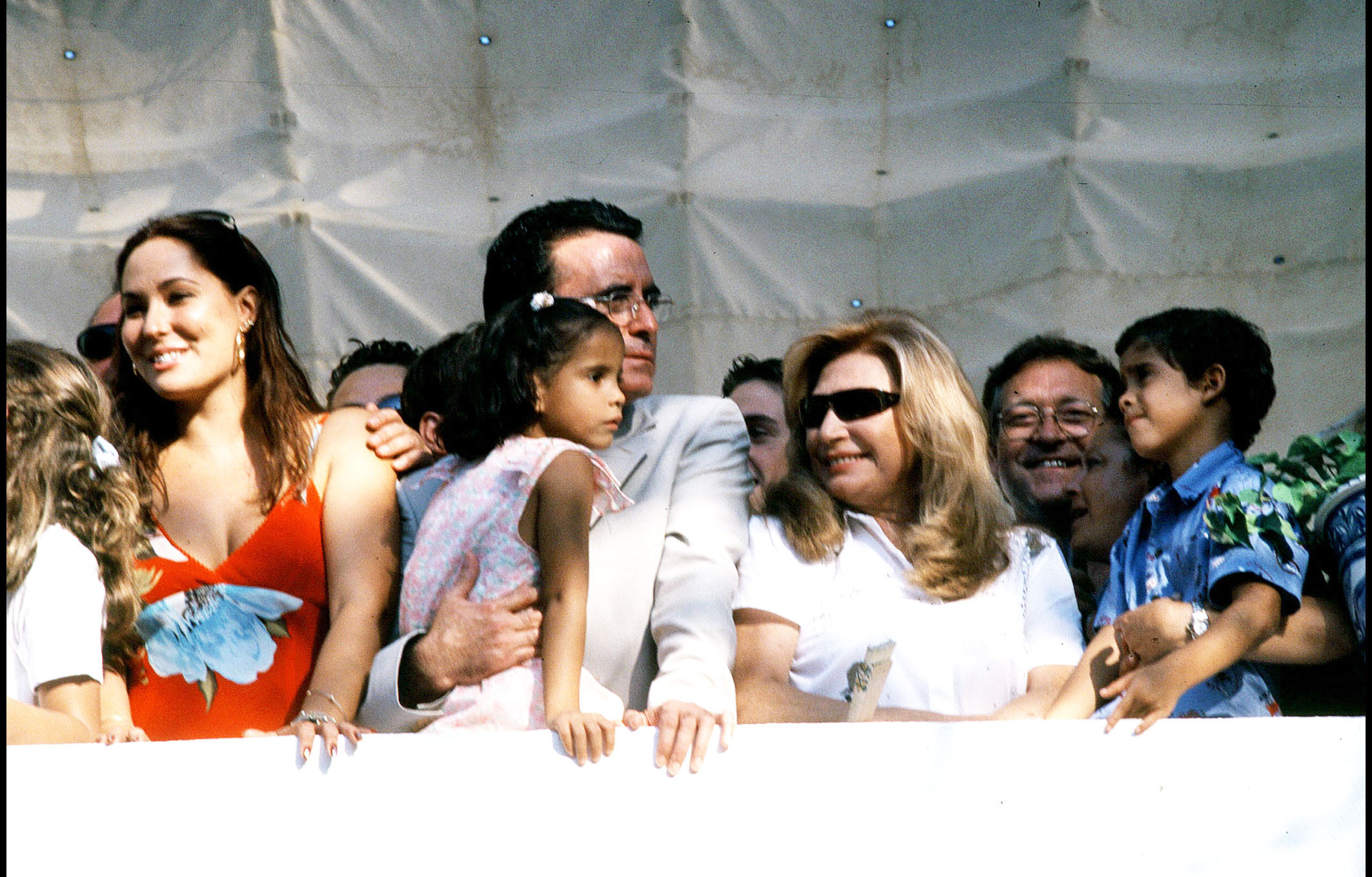 Rocío Jurado junto a Ortega Cano y sus hijos, Gloria Camila y José Fernando. A la izquierda, Rosario Mohedano. En la procesión de la Vírgen de Regla (2001).