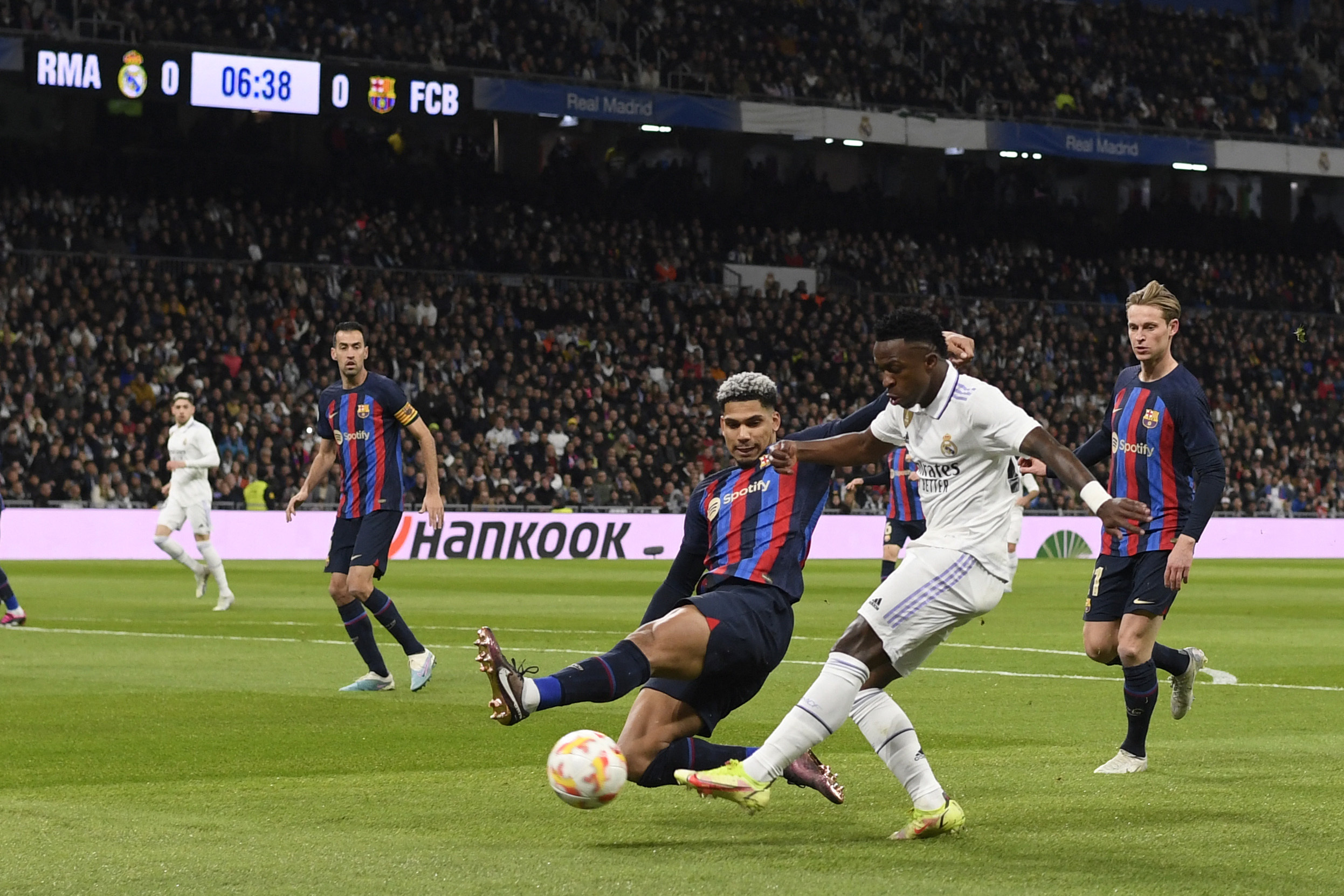Vinicius golpea un baln ante Araujo durante el partido de Copa del Rey entre el Real Madrid y el FC Barcelona.