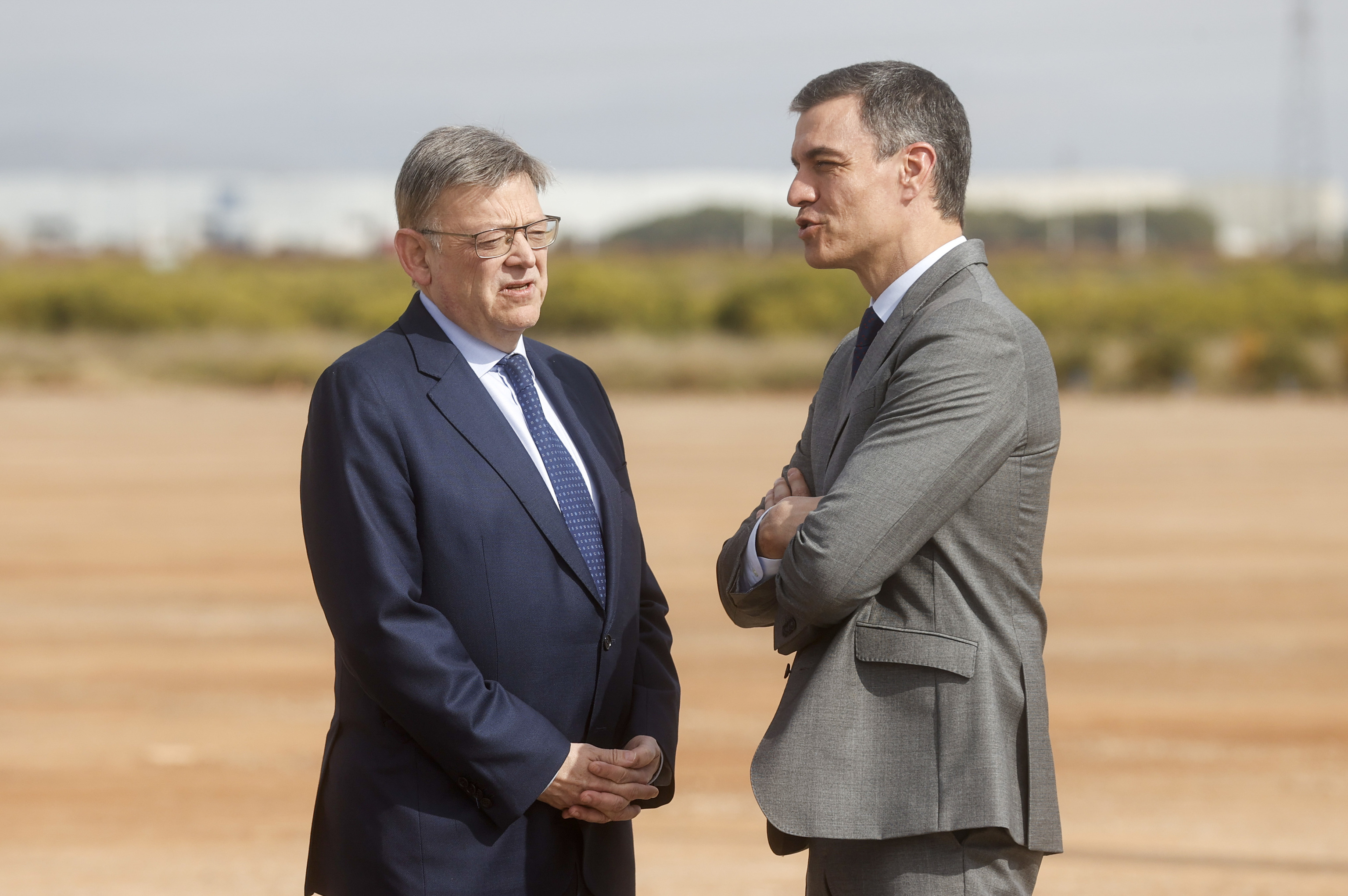 Pedro Snchez conversa con el presidente valenciano, Ximo Puig, en la inauguracin de unas instalaciones de Volkswagen en Sagunto.