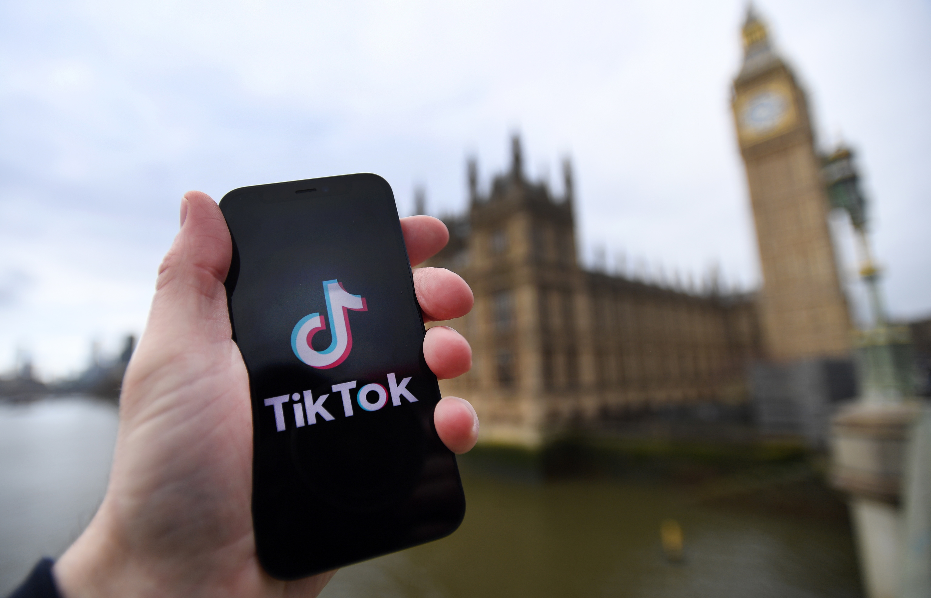 El logotipo de Tik Tok en un smartphone frente al Big Ben.