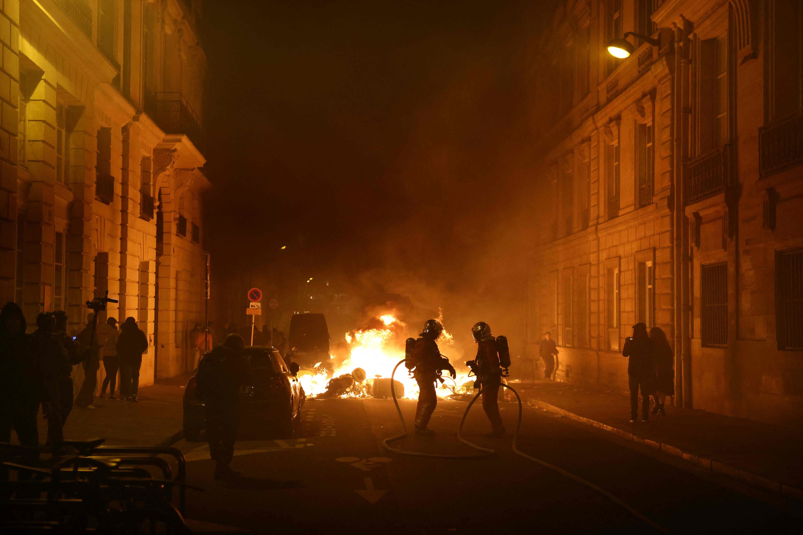 Disturbios en París tras la aprobación de la reforma de las pensiones el jueves.