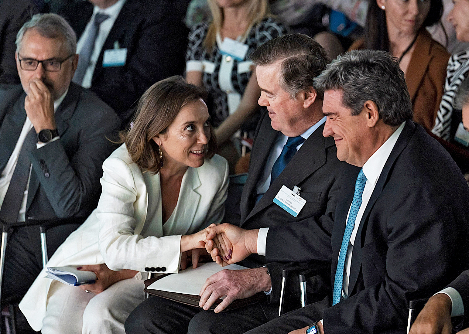 La secretaria general del PP, Cuca Gamarra y el ministro José Luis Escrivá, junto al presidente del Instituto de Empresa Familiar, Andrés Sendagorta en la última asamblea de la asociación