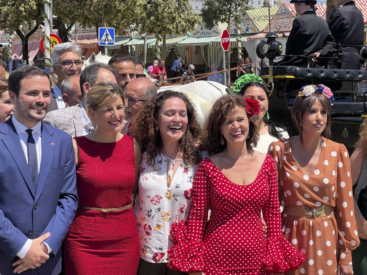 Yolanda Daz, en la Feria de Abril de Sevilla del ao pasado junto a Alberto Garzn, Inma Nieto, Esperanza Gmez y Martina Velarde.