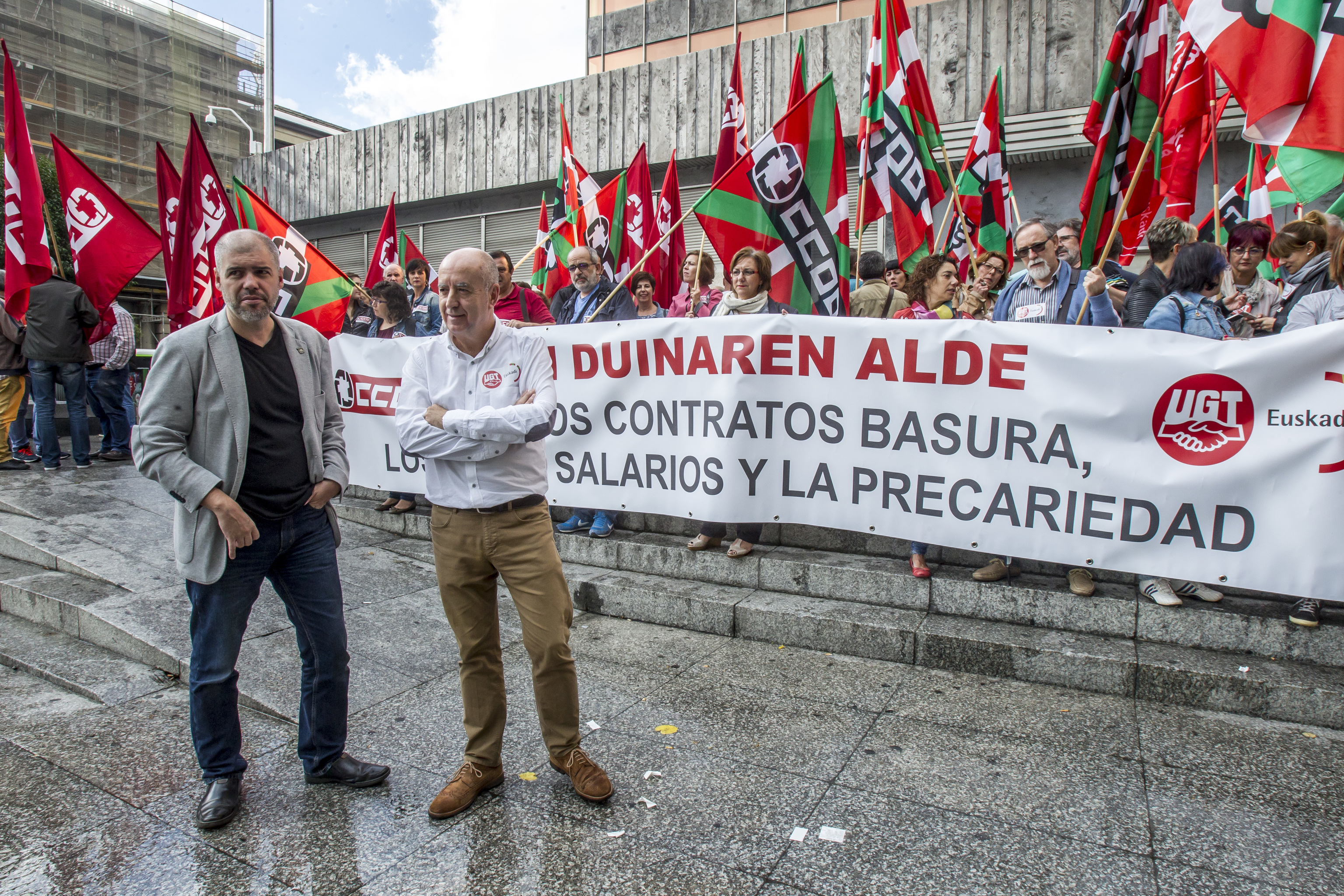 Ral Arza junto a Unai Sordo (CCOO) durante una concentracin de los dos sindicatos vascos contra la precariedad en el empleo en Euskadi.