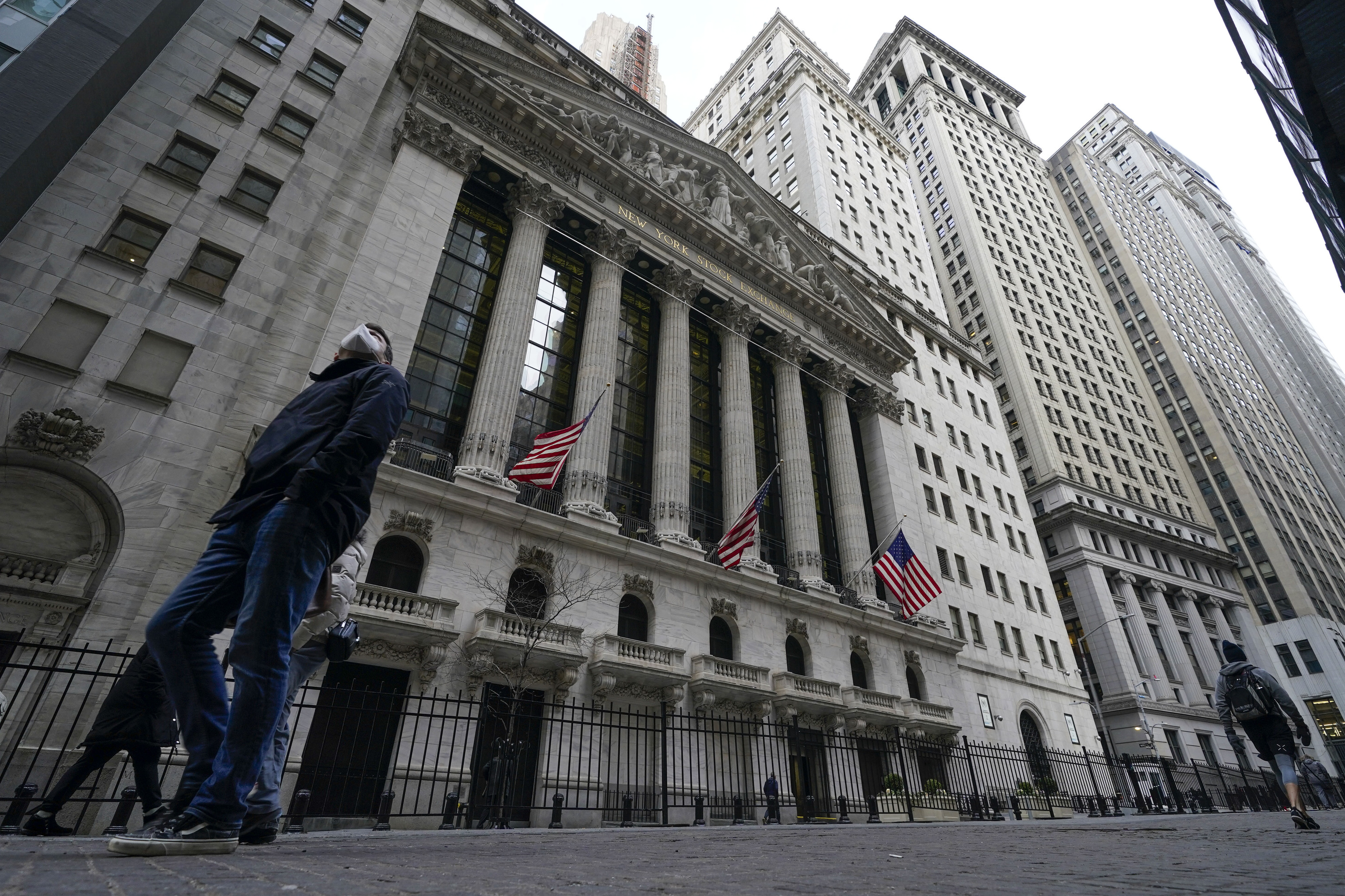 Wall Street no sale de los idus de marzo, con temores renovados por la crisis de los bancos