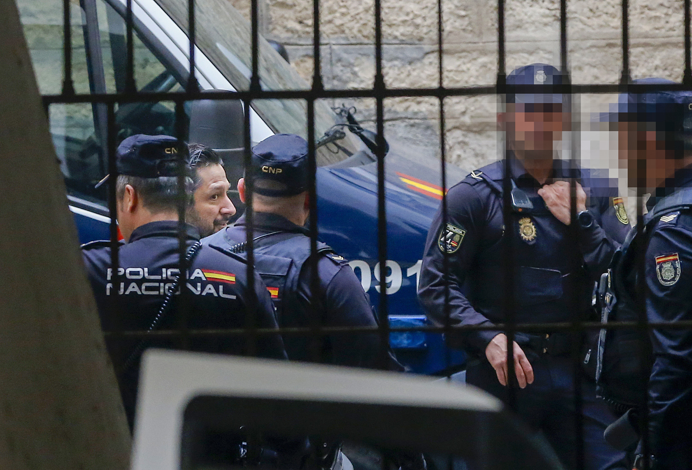 El bailaor Rafael Amargo (i) , a su llegada a los juzgados de Alicante donde declara tras ser detenido acusado, presuntamente, de traficar con drogas.