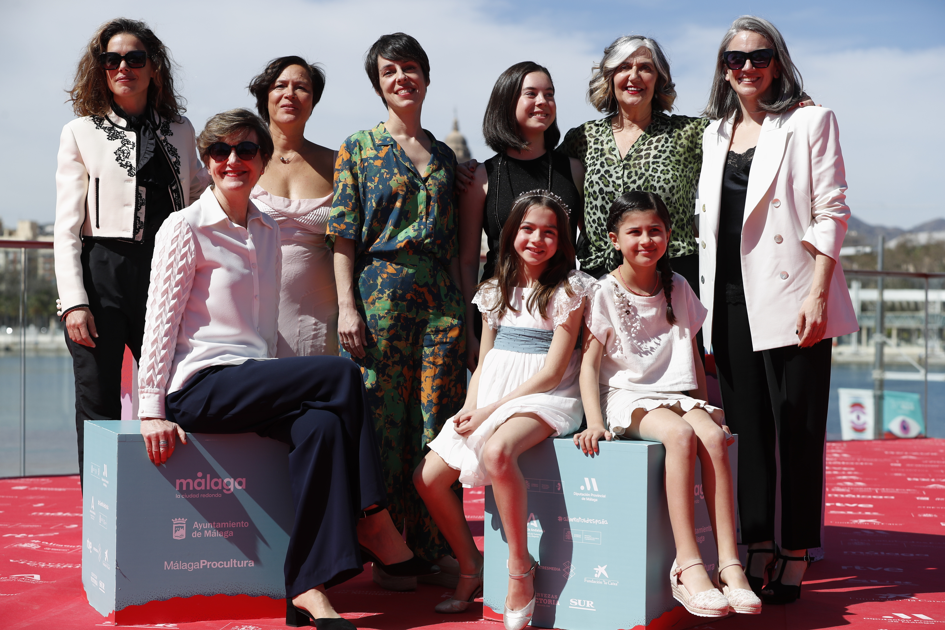 Estíbaliz Urresola (arriba 3-i), directora del film "20.000 especies de abejas", rodeada por el resto del elenco de la película posa durante la séptima jornada del XXVI Festival de Cine en Español de Málaga, este jueves en el Muelle 1 de la capital malagueña.