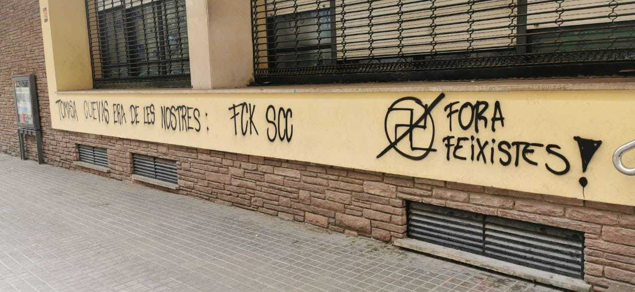 Pintadas contra Sociedad Civil Catalana.