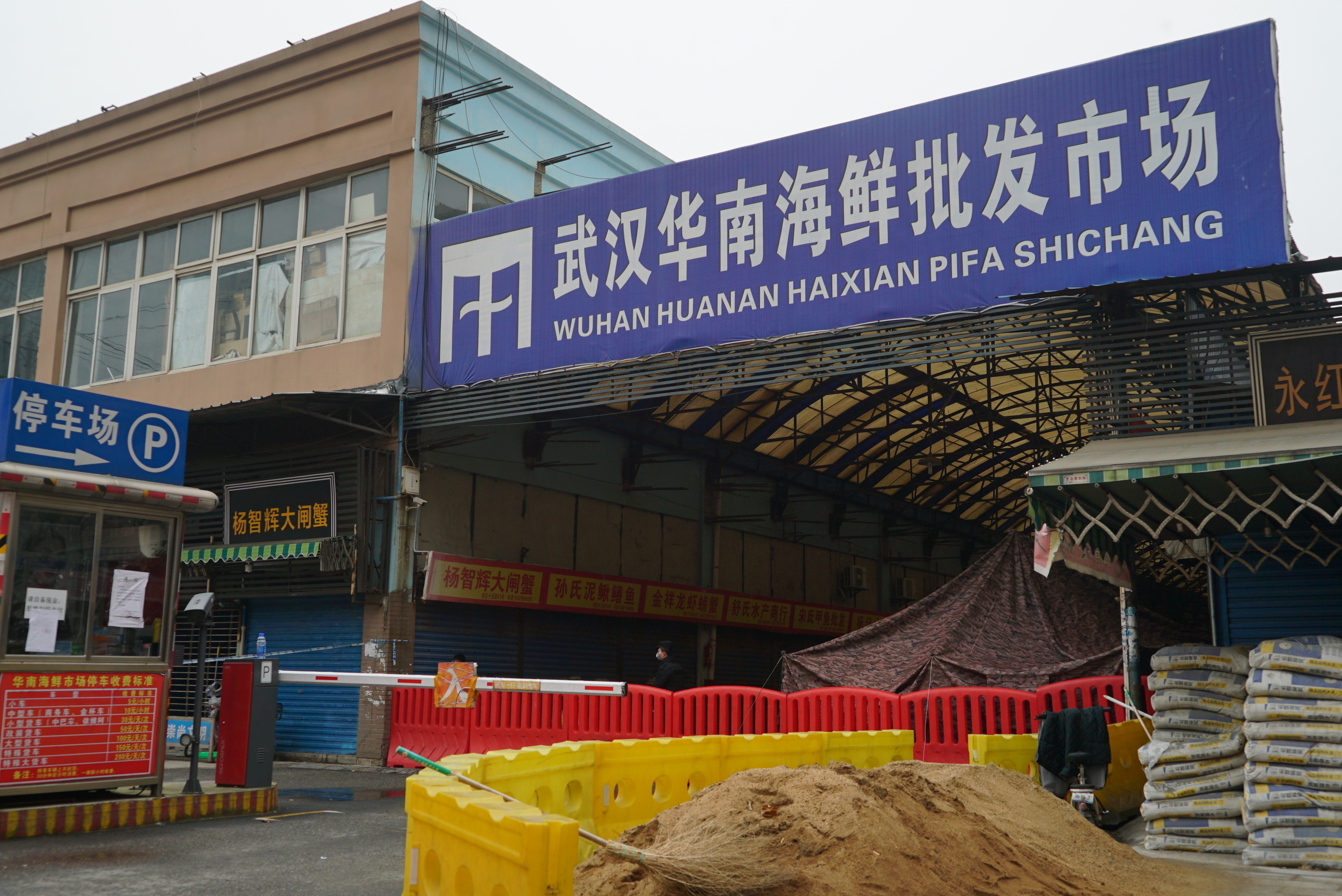El mercado de mariscos Huanan en Wuhan cerrado en una imagen de archivo del 21 de enero de 2020.