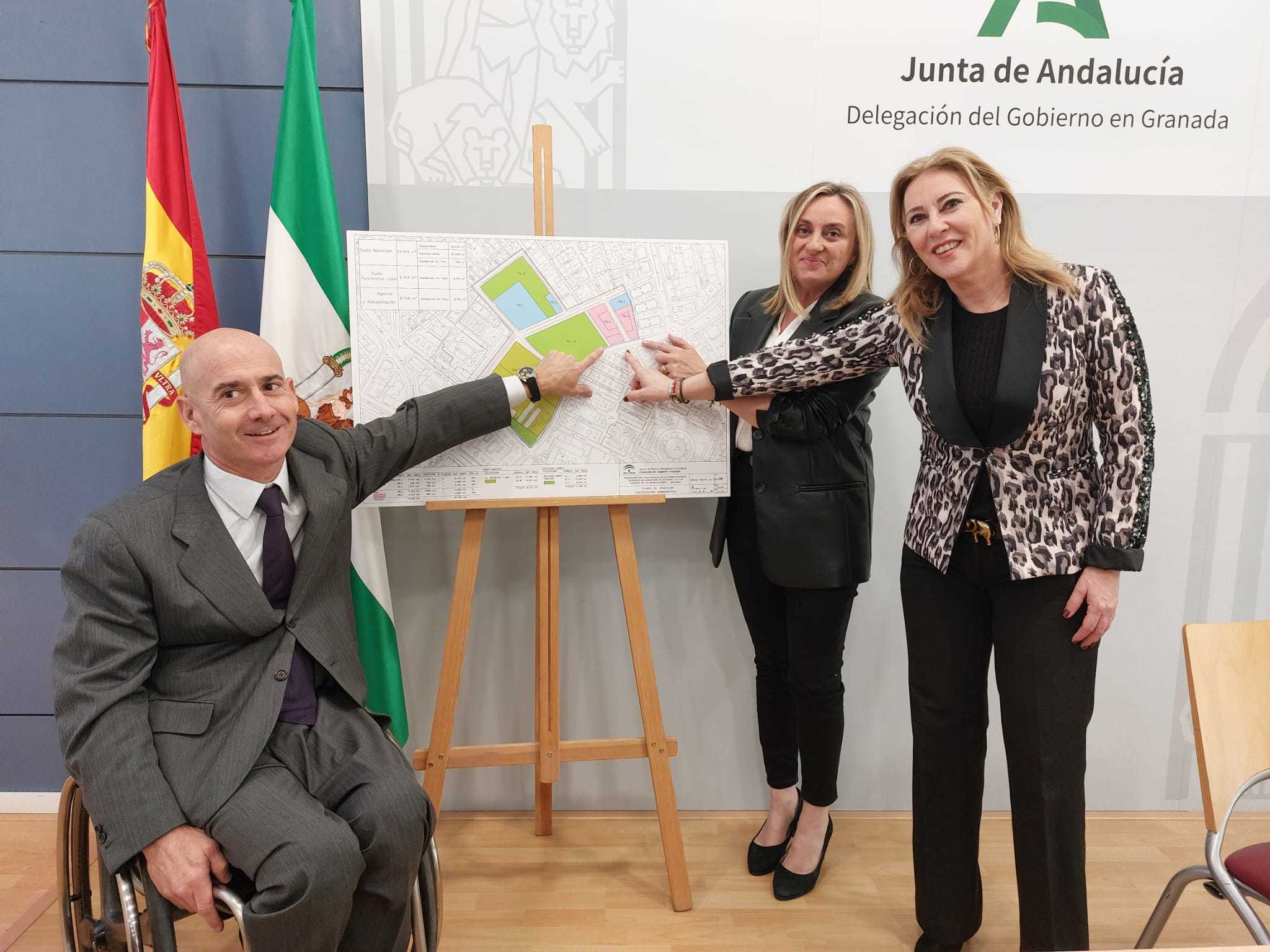 Las consejeras Marifrán Carazo y Carolina España con el representante de Metrovacesa, tras la venta de las parcelas del Cuartel de Mondragones.