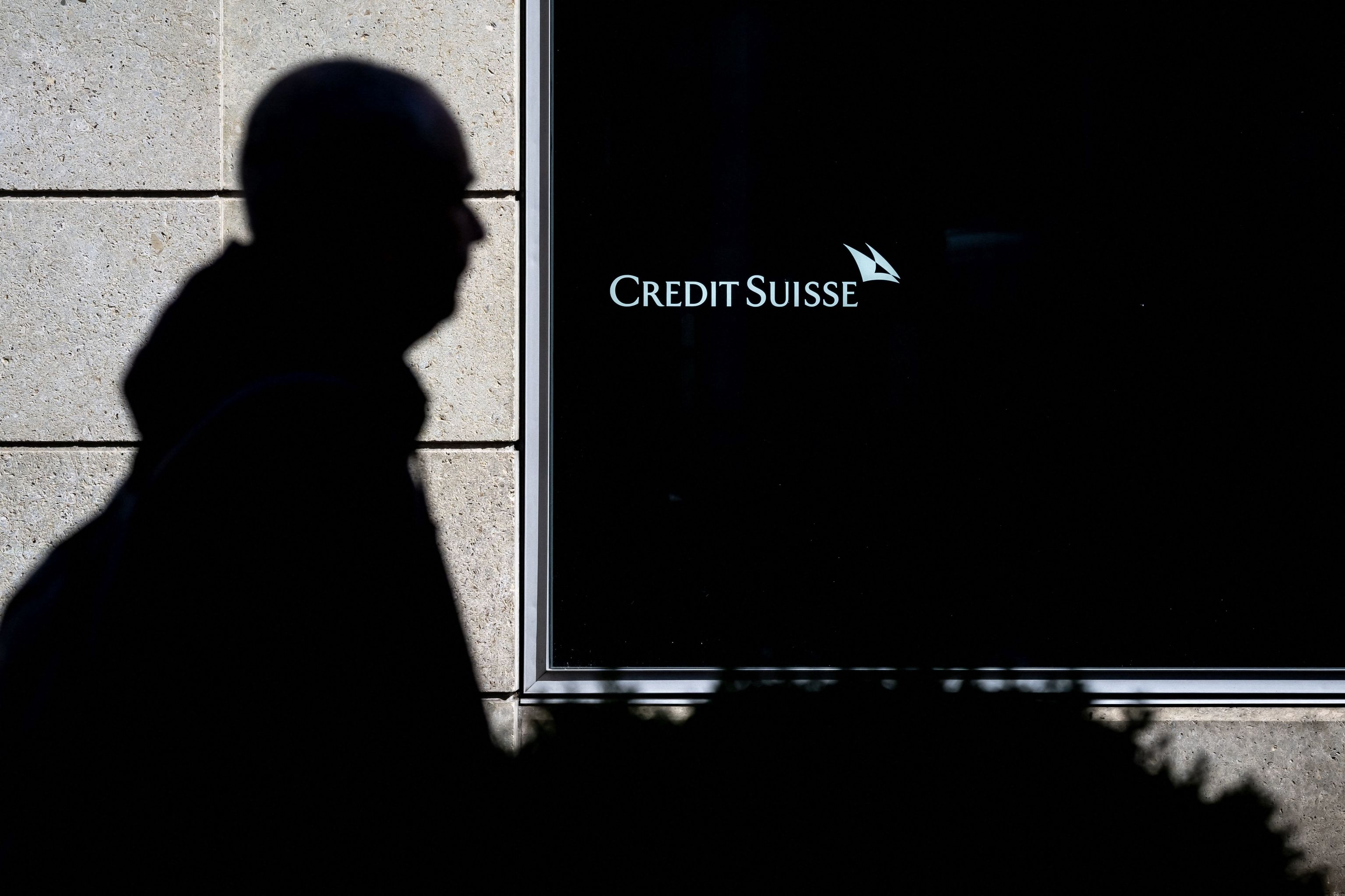 Un hombre camina ante una oficina de Credit Suisse en Suiza.