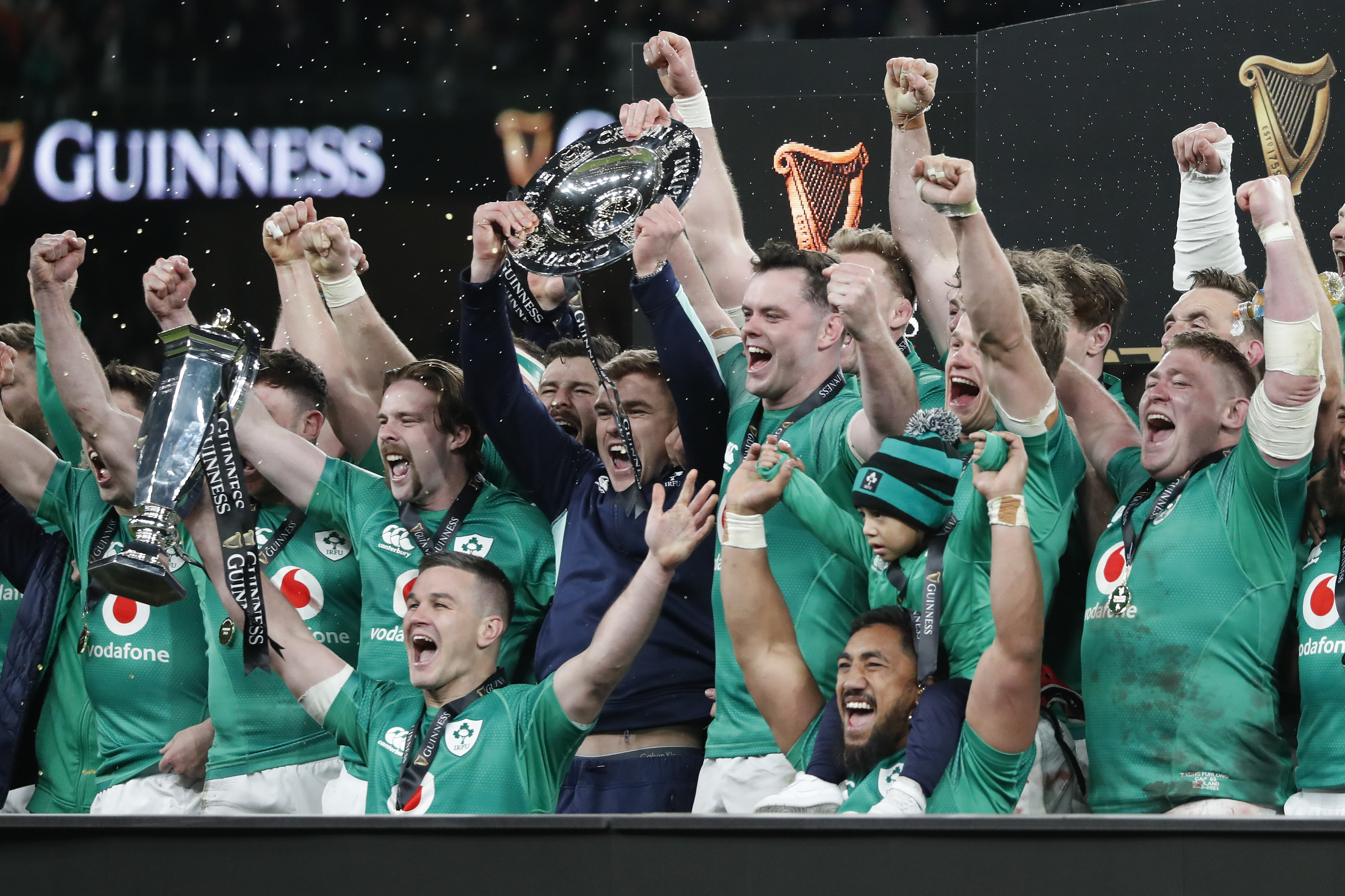 Los jugadores de Irlanda celebran el título