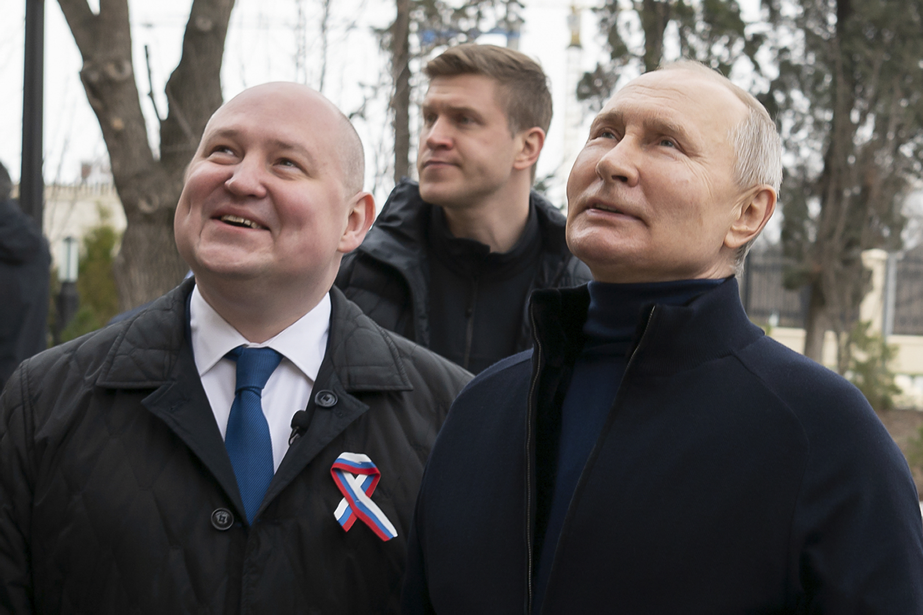 Putin, de visita en Crimea junto al gobernador de Sebastopol.