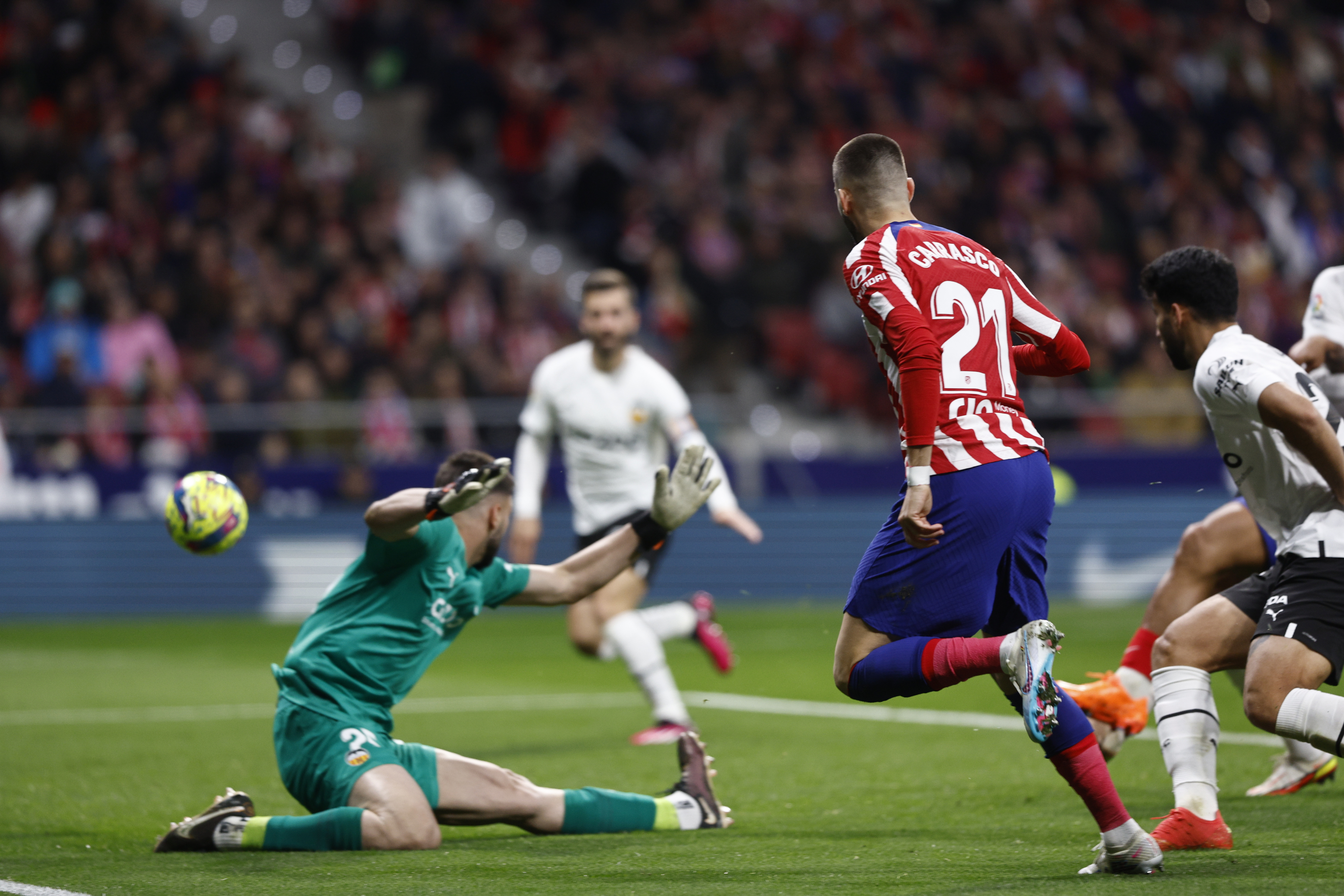 Carrasco, en la acción del segundo gol del Atlético.