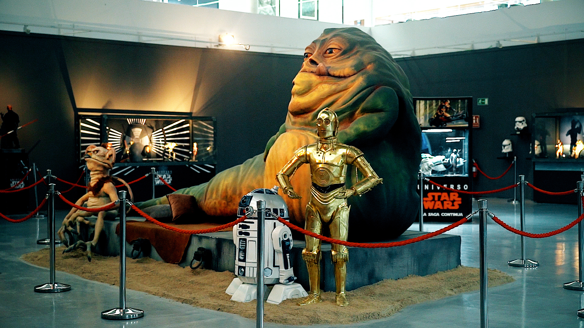 Jabba el Hutt, junto a R2D2, C3PO y Salacious B. Crumb, todos a escala 1/1.