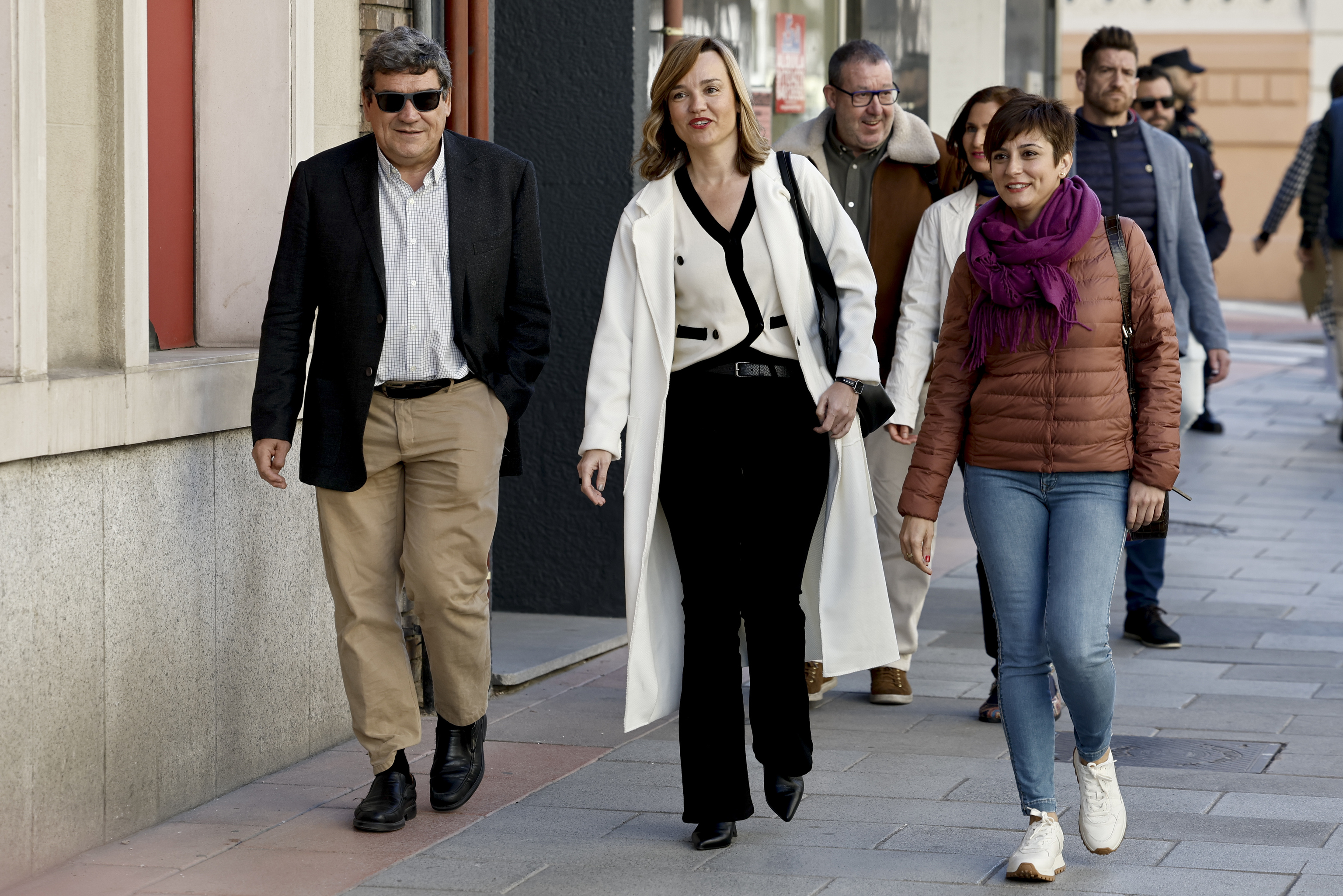 Los ministros de Incluisión, José Luis Escrivá, de Educación, Pilar Alegría, y de Portavoz, Isabel Rodríguez, este sábado a su llegada a Ferraz