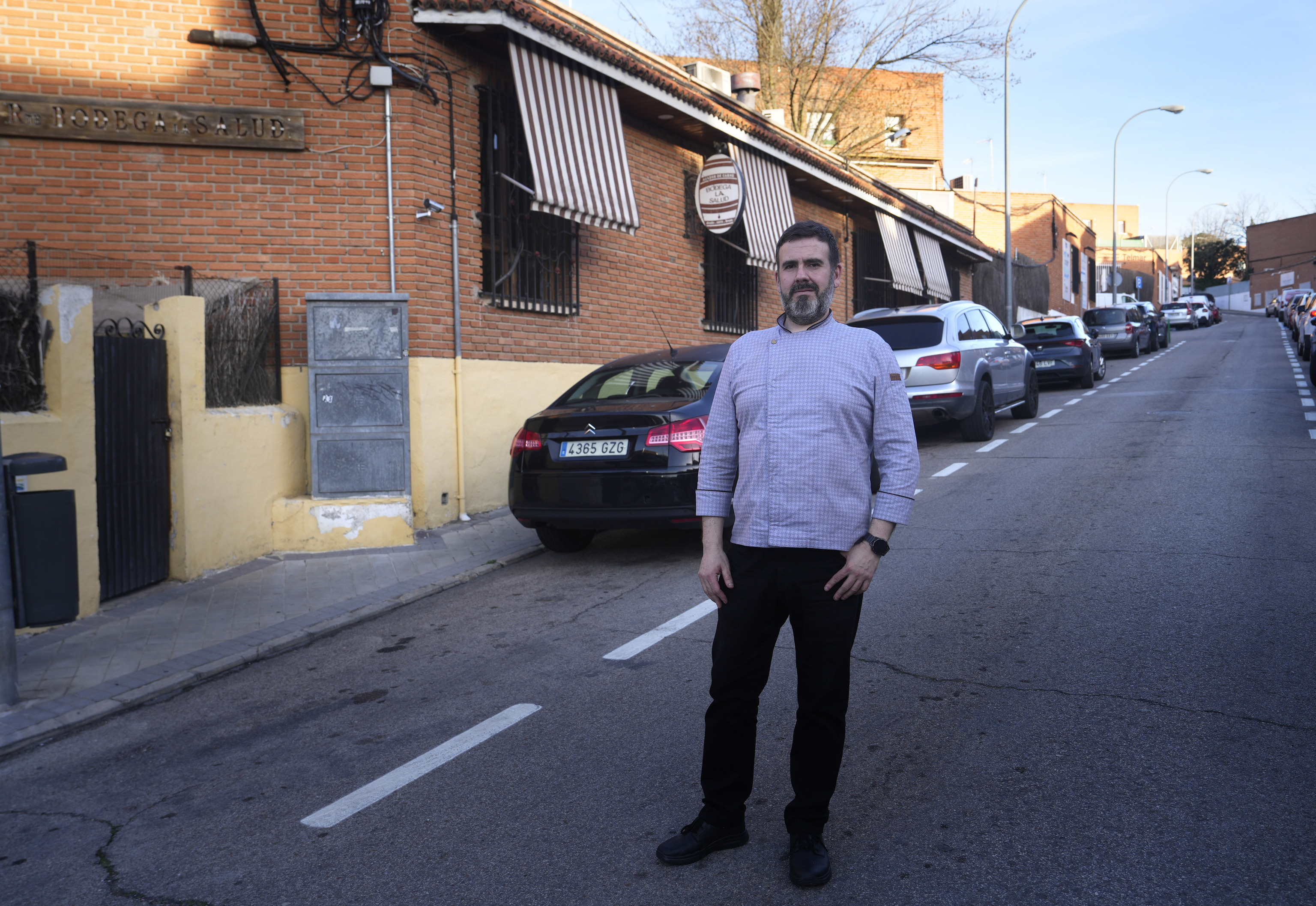 Juan Carlos Cabello frente al restaurante que fundaron sus padres.