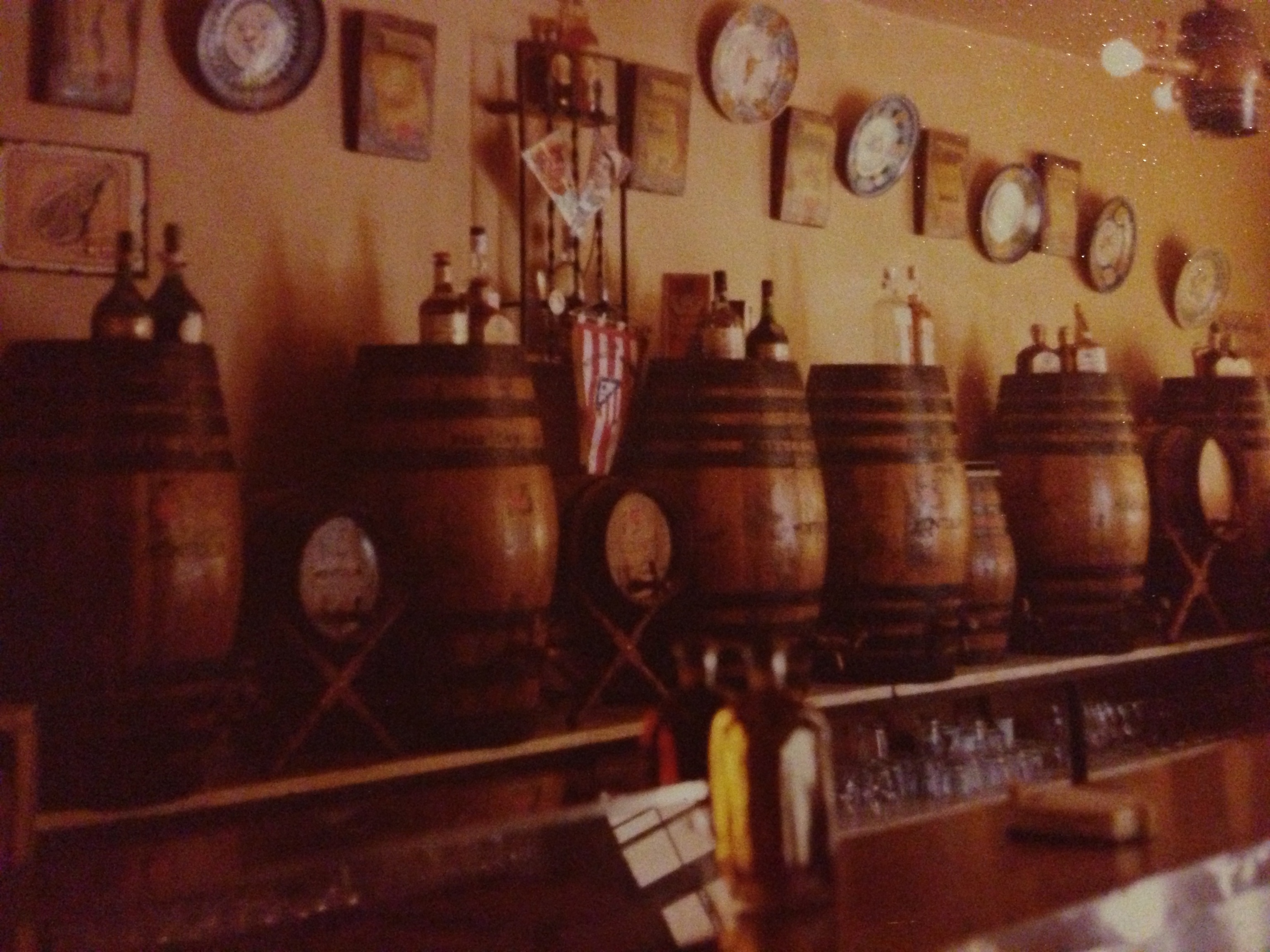 Los barriles de vino de Montilla Moriles que se vendian antes de ser un restaurante.