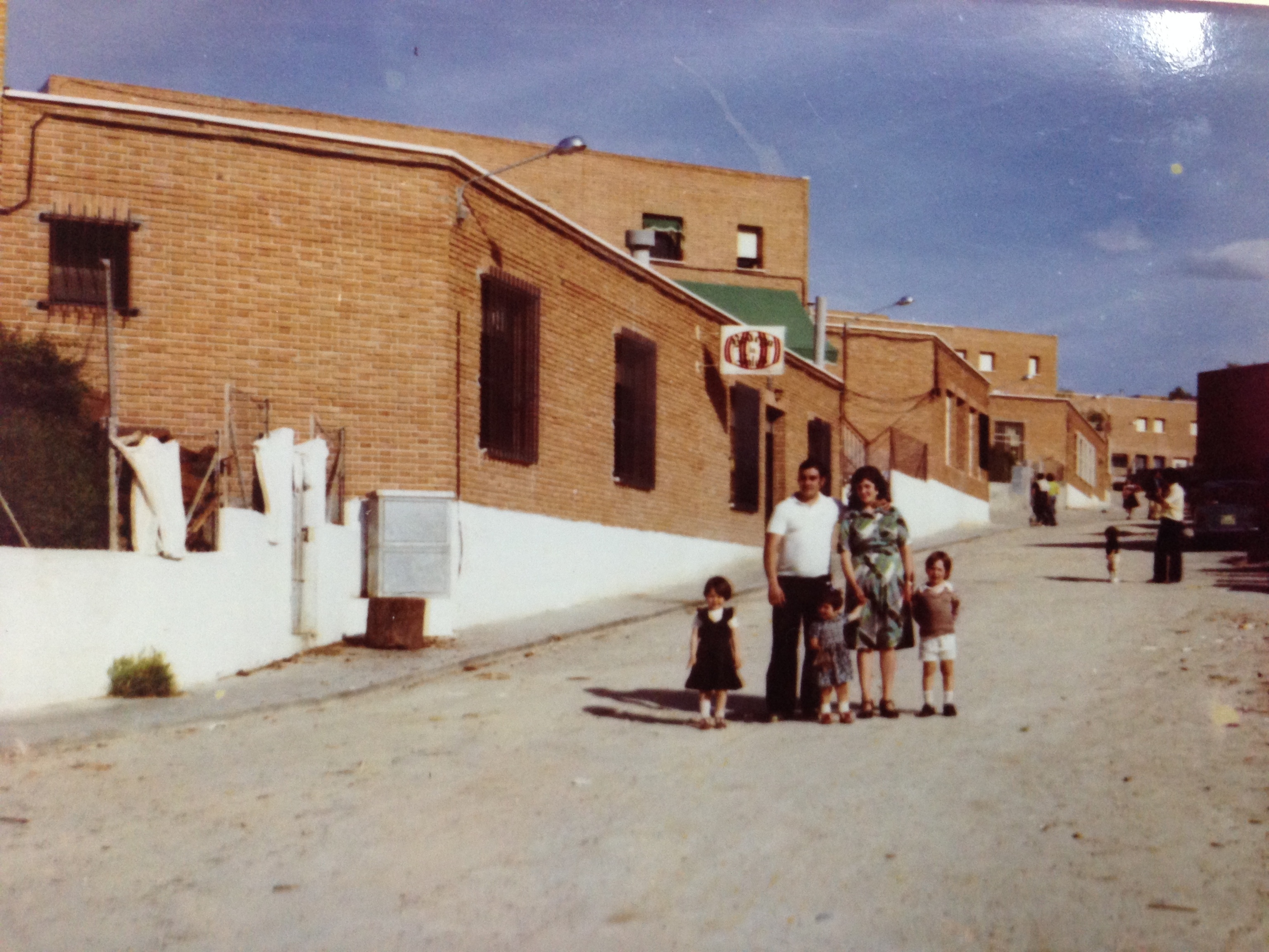 Capitulina Prez e Ignacio Cabello con sus hijos frente a la Bodega en los 70.