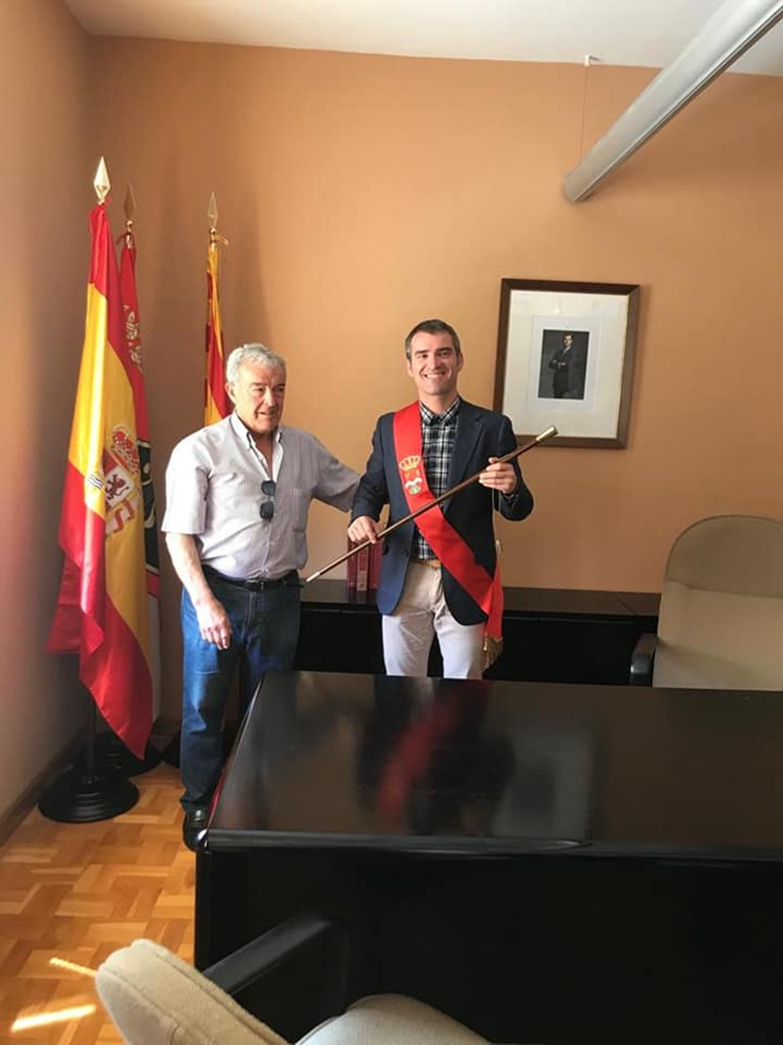 Jacob Ramrez recibe en 2019 la vara de alcalde de manos del saliente Ignacio Gmez / AYUNTAMIENTO DE SAN MARTN DEL MONCAYO