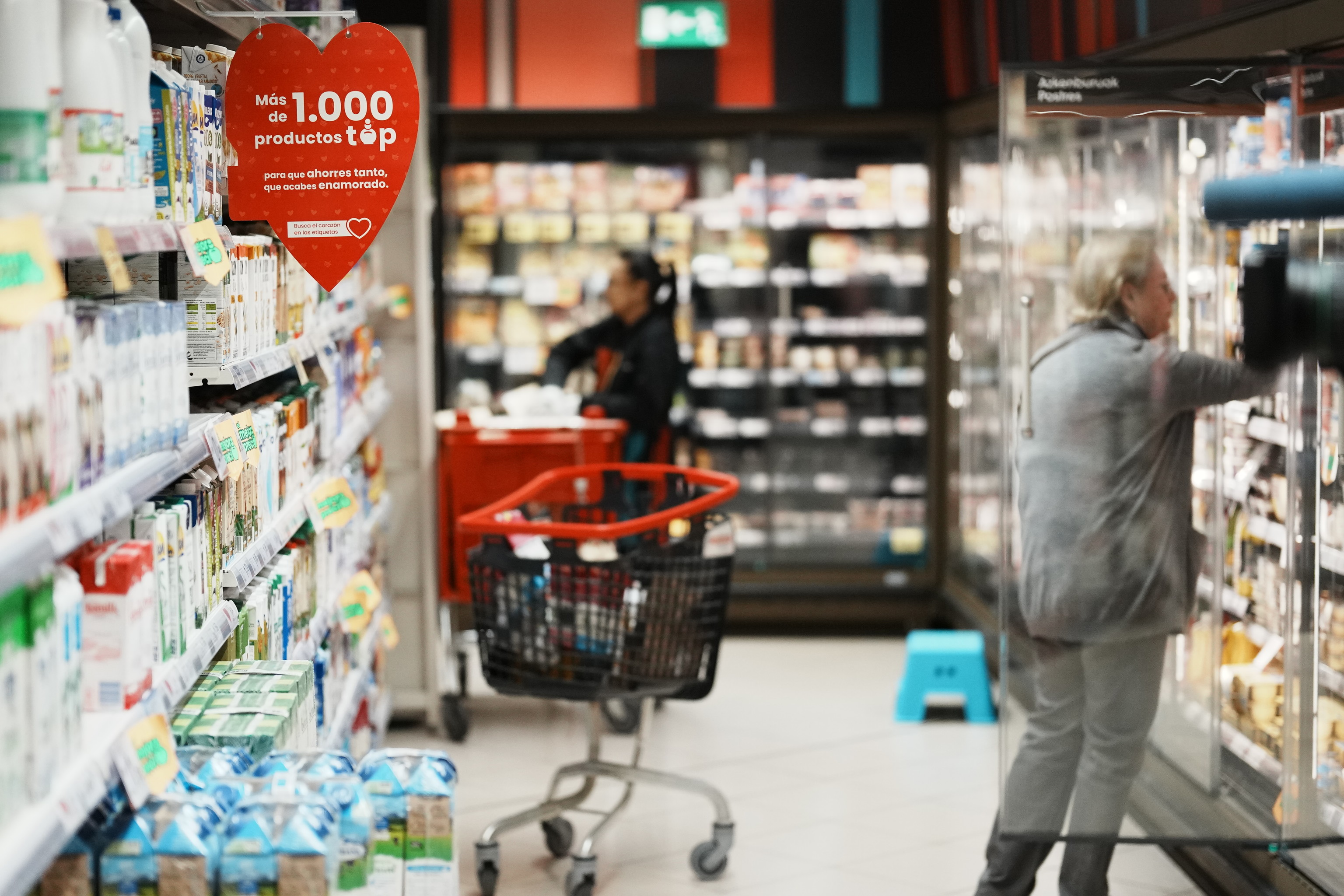 Clientes de un supermercado adquiriendo productos en uno de sus lineales.