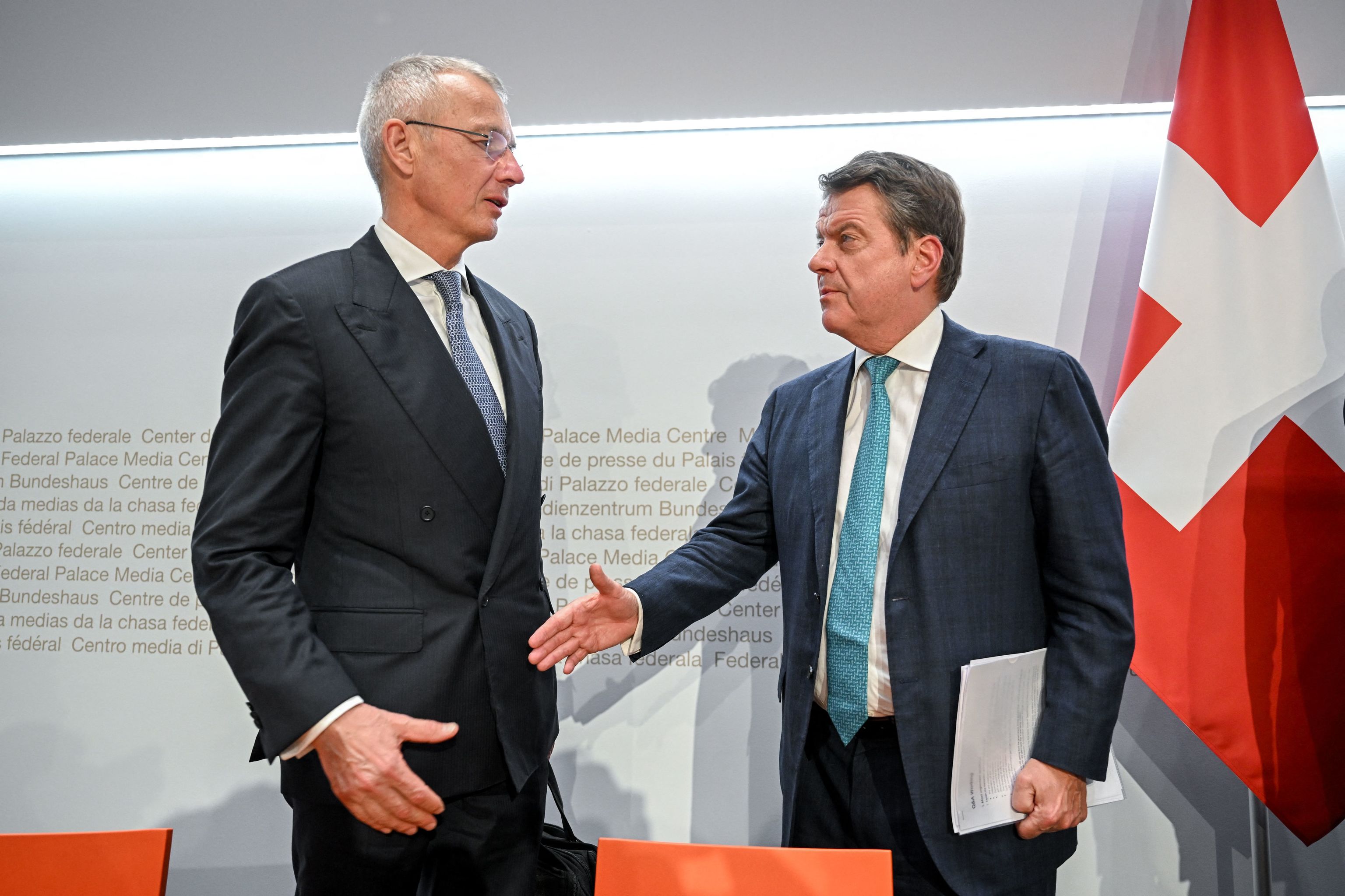 El presidente de UBS, Colm Kelleher (dcha.) y el de Credit Suisse, Axel Lehmann, ayer tras cerrar la fusión.