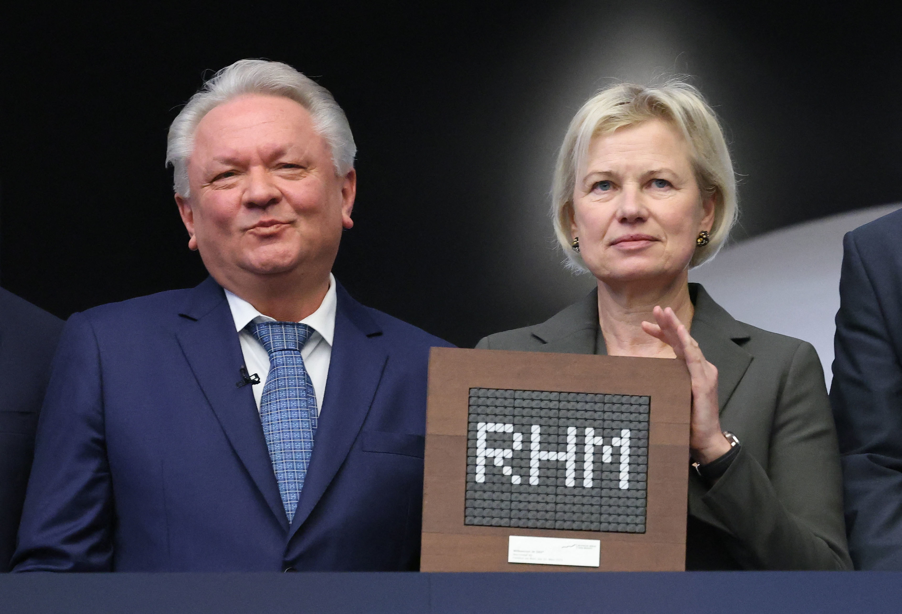El consejero delegado Rheinmetall, Armin Papperger, y la directora financiera, Dagmar Steinert.