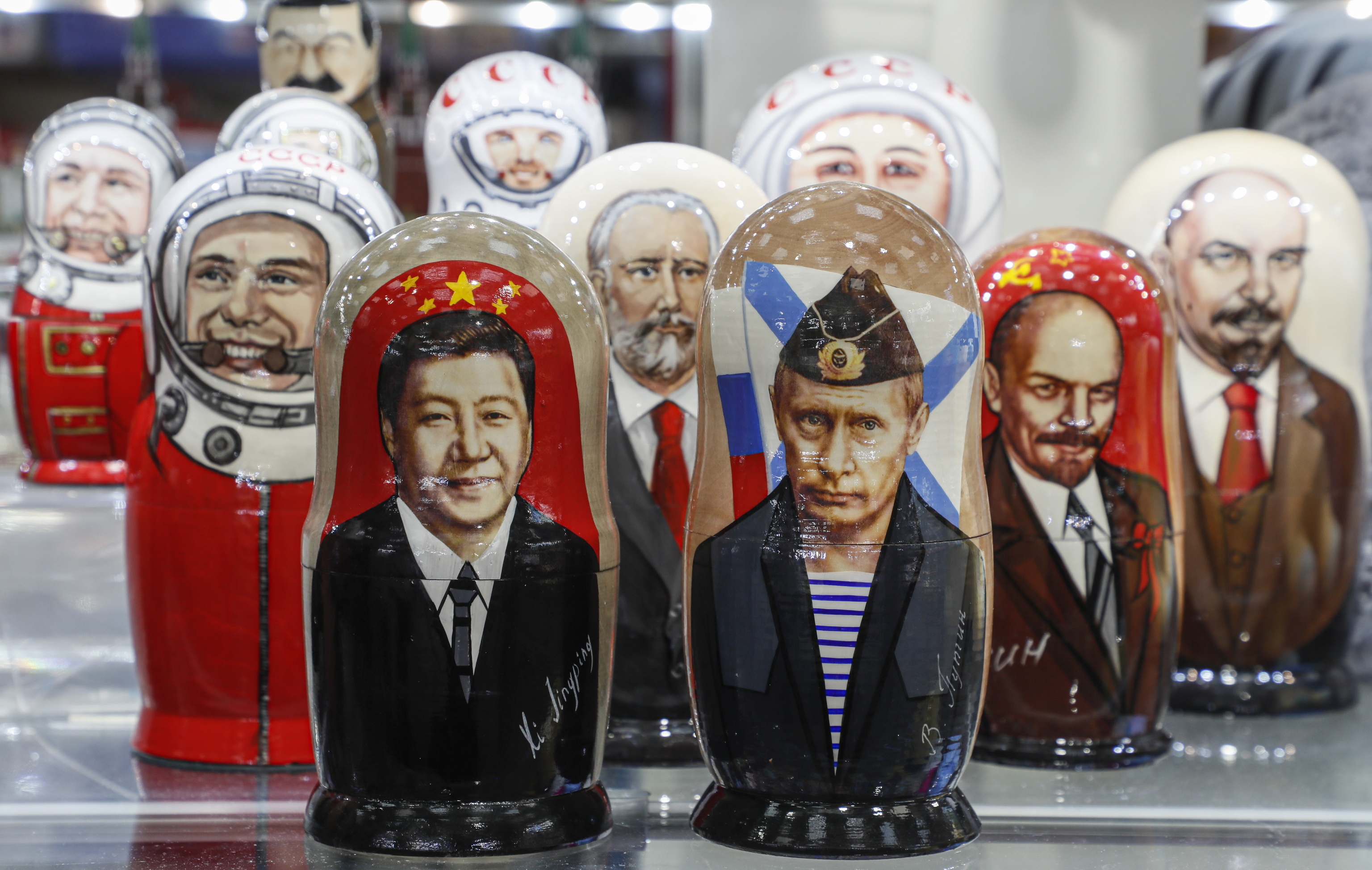 Tienda callejera de souvenirs en el centro de Moscú.