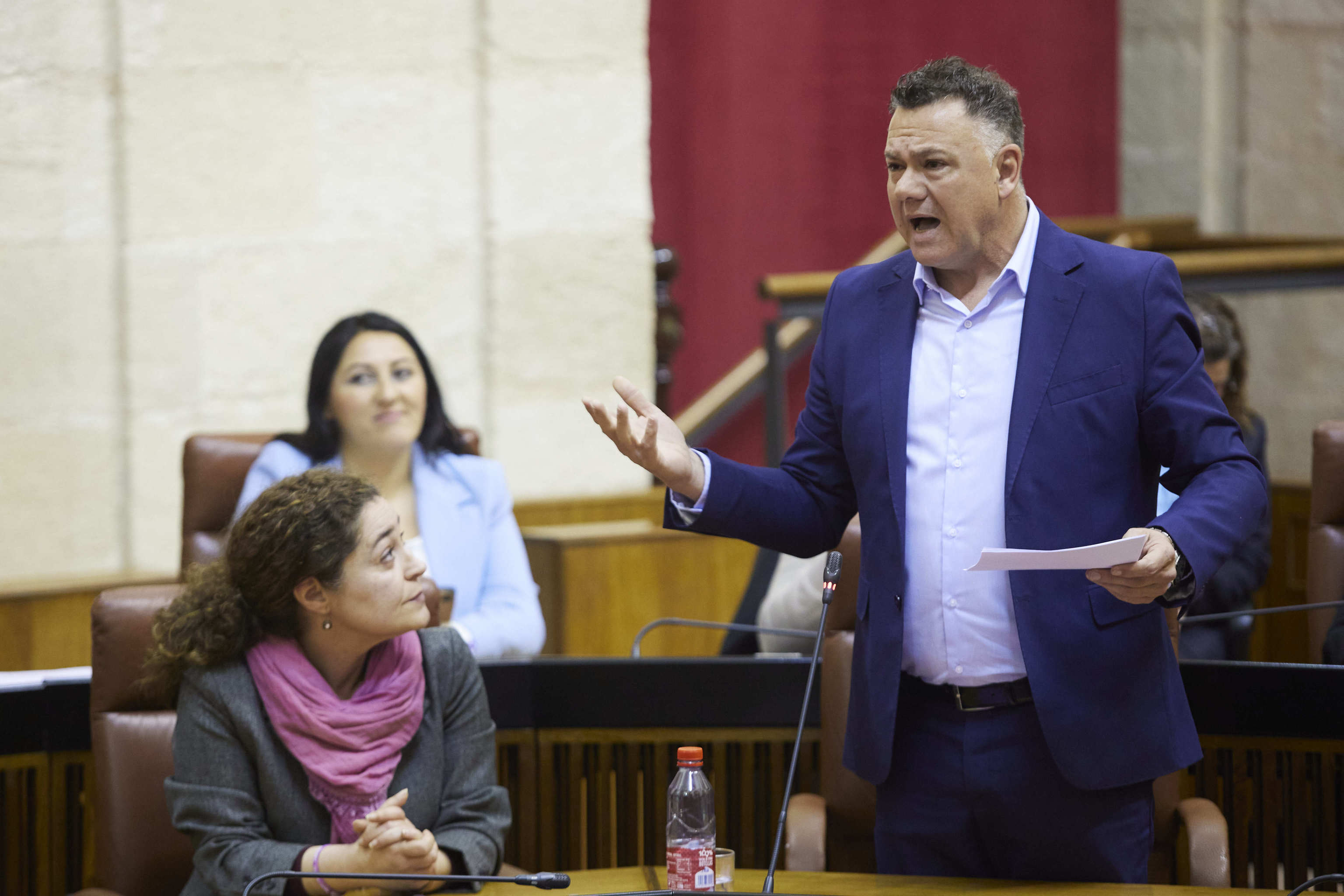 Juan Antonio Delgado, portavoz adjunto por Podemos en Por Andaluca interpela la semana pasada al presidente de la Junta, Juanma Moreno, en el Parlamento.