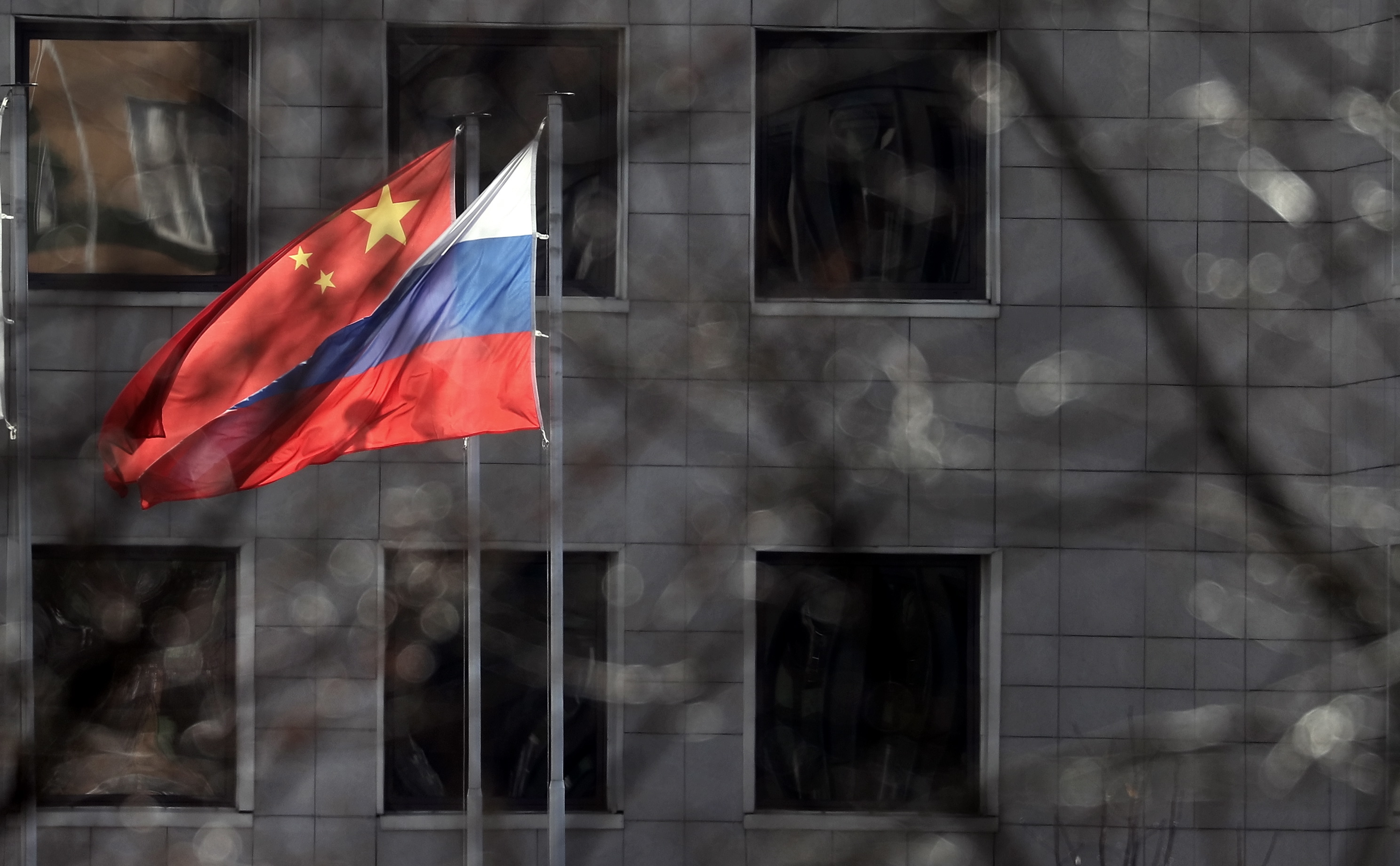 Ondean las banderas de Rusia y China en el centro de Moscú.