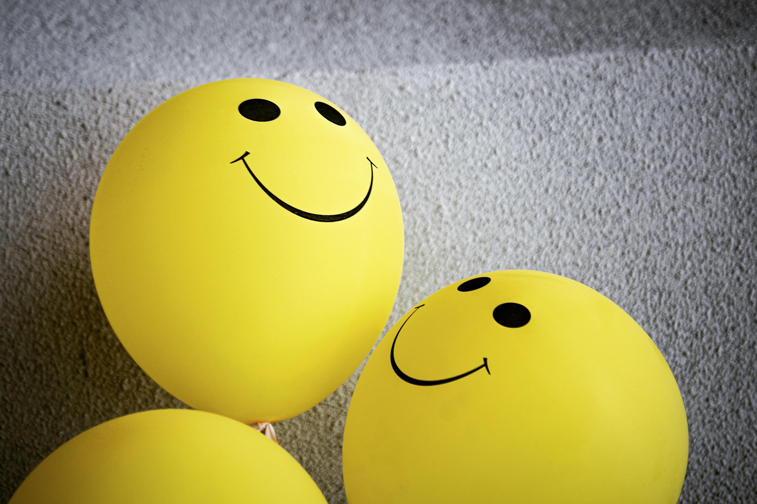 Dos globos con caras sonrientes.