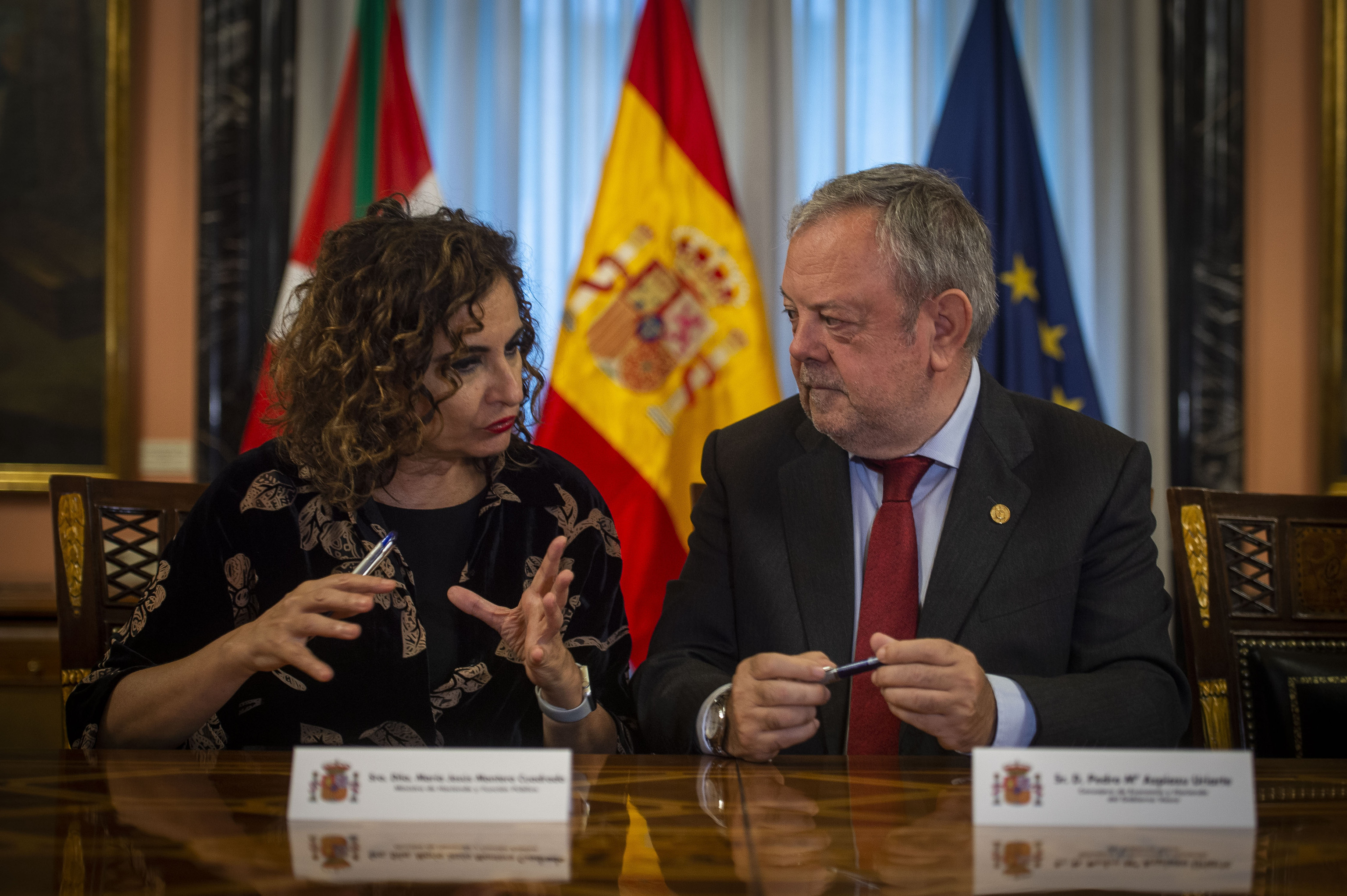 La ministra de Hacienda, María Jesús Montero, y el consejero de Hacienda vasco, Pedro Azpiazu.