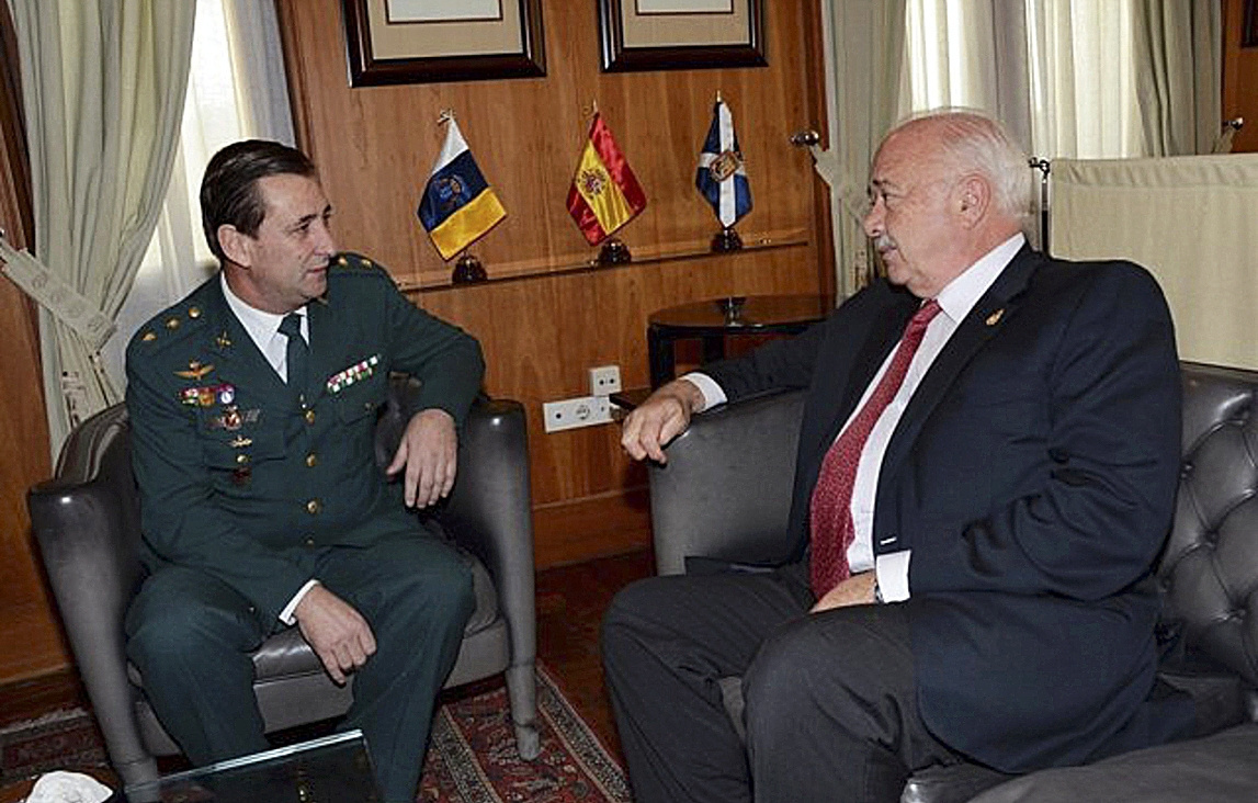 José María Tienda es recibido por el presidente del Cabildo de Tenerife, Ricardo Melchior, en 2012.